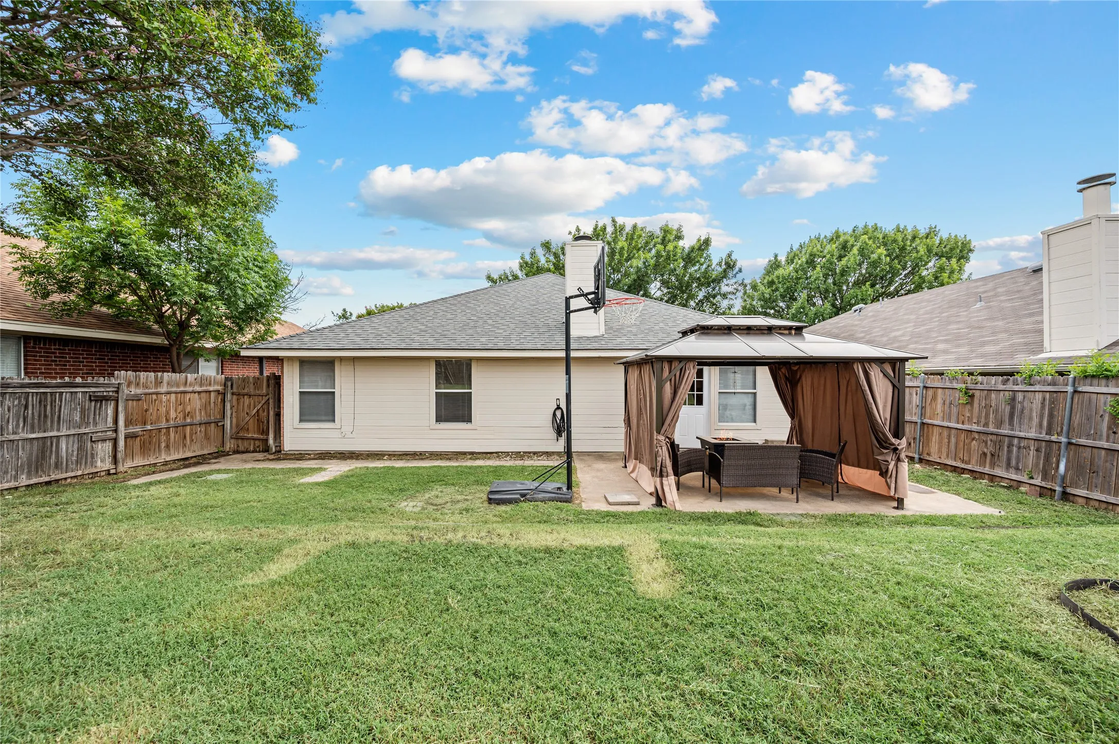 Single Family Residence For Sale in Tarrant County , 8112 Heritage Place Drive, Fort Worth, Texas 76137, 4 Bedroom, 2 Bathroom, 2 Garage spaces, 1,825 Sqft, built in 1995, mls#21329360, Real Estate Agent in Fort Worth, Homes For Sale in Tarrant county, Homes For Sale in Fort Worth, Realtor in Fort Worth Texas, Real Estate Brokerage Independent Realty Texas, Luminita Cordes Realtor