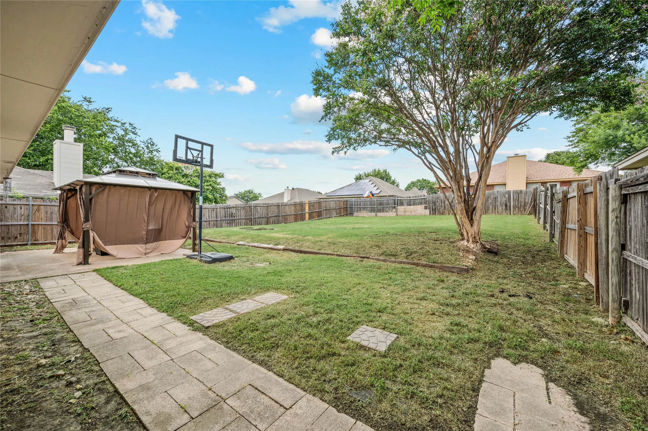 Single Family Residence For Sale in Tarrant County , 8112 Heritage Place Drive, Fort Worth, Texas 76137, 4 Bedroom, 2 Bathroom, 2 Garage spaces, 1,825 Sqft, built in 1995, mls#21329360, Real Estate Agent in Fort Worth, Homes For Sale in Tarrant county, Homes For Sale in Fort Worth, Realtor in Fort Worth Texas, Real Estate Brokerage Independent Realty Texas, Luminita Cordes Realtor