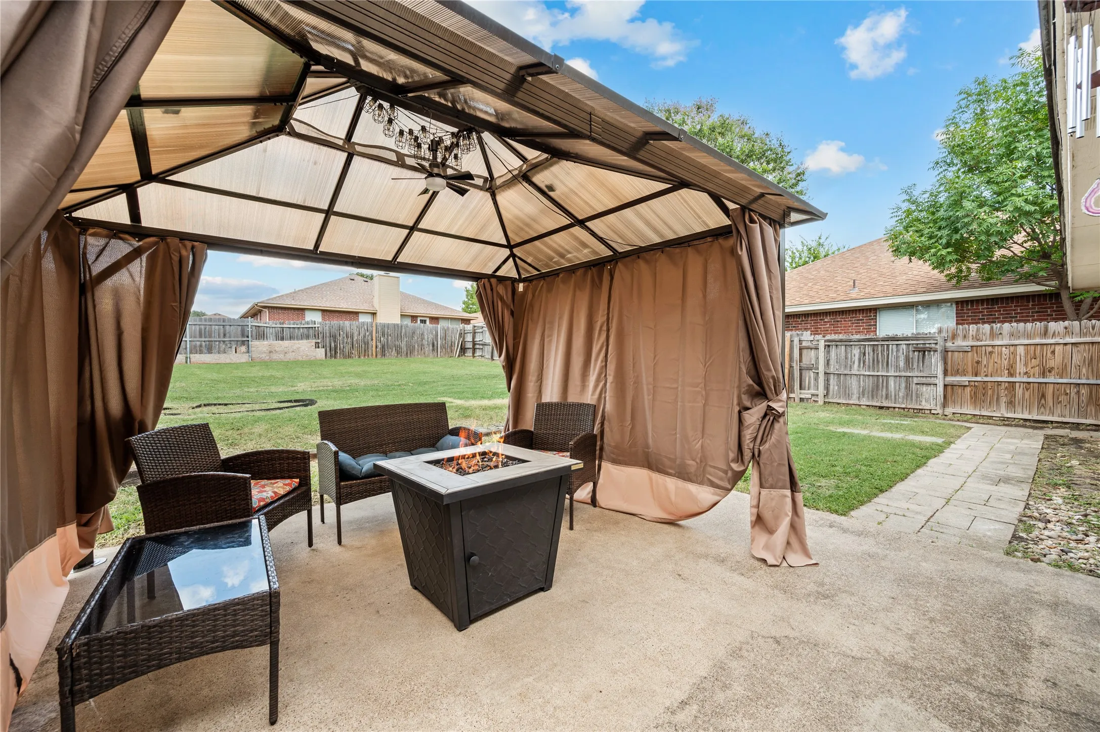Single Family Residence For Sale in Tarrant County , 8112 Heritage Place Drive, Fort Worth, Texas 76137, 4 Bedroom, 2 Bathroom, 2 Garage spaces, 1,825 Sqft, built in 1995, mls#21329360, Real Estate Agent in Fort Worth, Homes For Sale in Tarrant county, Homes For Sale in Fort Worth, Realtor in Fort Worth Texas, Real Estate Brokerage Independent Realty Texas, Luminita Cordes Realtor