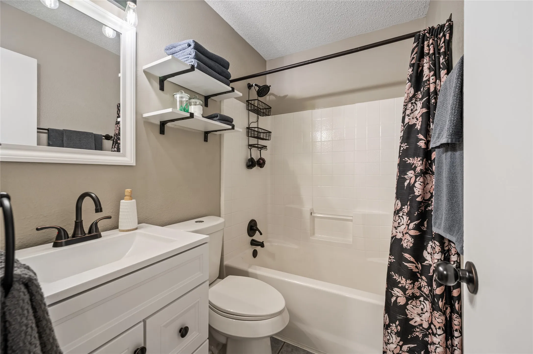 Single Family Residence For Sale in Tarrant County , 8112 Heritage Place Drive, Fort Worth, Texas 76137, 4 Bedroom, 2 Bathroom, 2 Garage spaces, 1,825 Sqft, built in 1995, mls#21329360, Real Estate Agent in Fort Worth, Homes For Sale in Tarrant county, Homes For Sale in Fort Worth, Realtor in Fort Worth Texas, Real Estate Brokerage Independent Realty Texas, Luminita Cordes Realtor