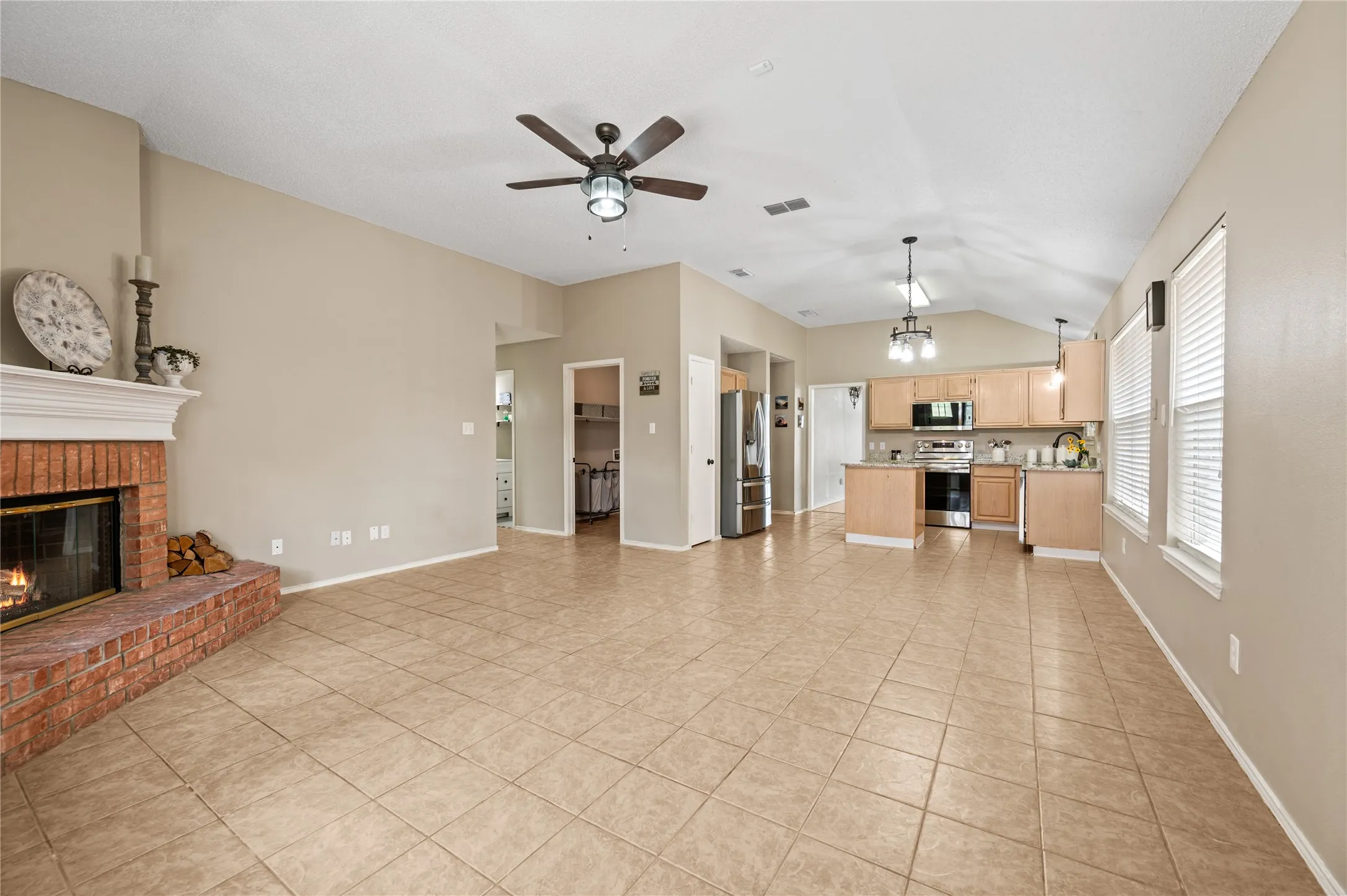 Single Family Residence For Sale in Tarrant County , 8112 Heritage Place Drive, Fort Worth, Texas 76137, 4 Bedroom, 2 Bathroom, 2 Garage spaces, 1,825 Sqft, built in 1995, mls#21329360, Real Estate Agent in Fort Worth, Homes For Sale in Tarrant county, Homes For Sale in Fort Worth, Realtor in Fort Worth Texas, Real Estate Brokerage Independent Realty Texas, Luminita Cordes Realtor