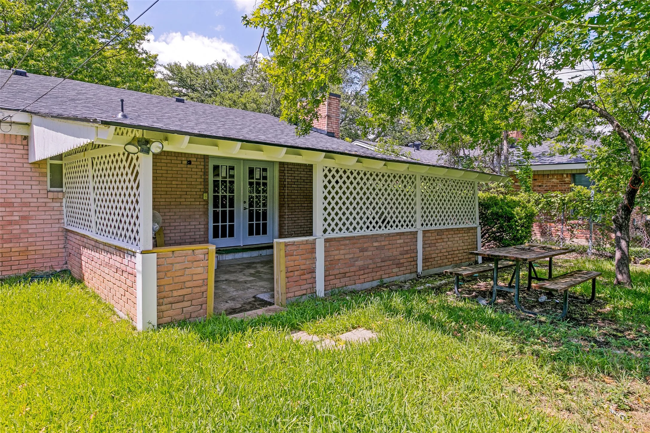 Single Family Residence For Sale in Tarrant County , 5729 Wharton Drive, Fort Worth, Texas 76133, 3 Bedrooms, 2 Bathrooms, 2 Garage spaces, 1,774 Sqft, built in 1959, Price $300,000, mls#21330085, Real Estate Agent in Fort Worth, Homes For Sale in Tarrant county, Homes For Sale in Fort Worth, Realtor in Fort Worth Texas, Real Estate Brokerage Independent Realty Texas, Luminita Cordes Realtor