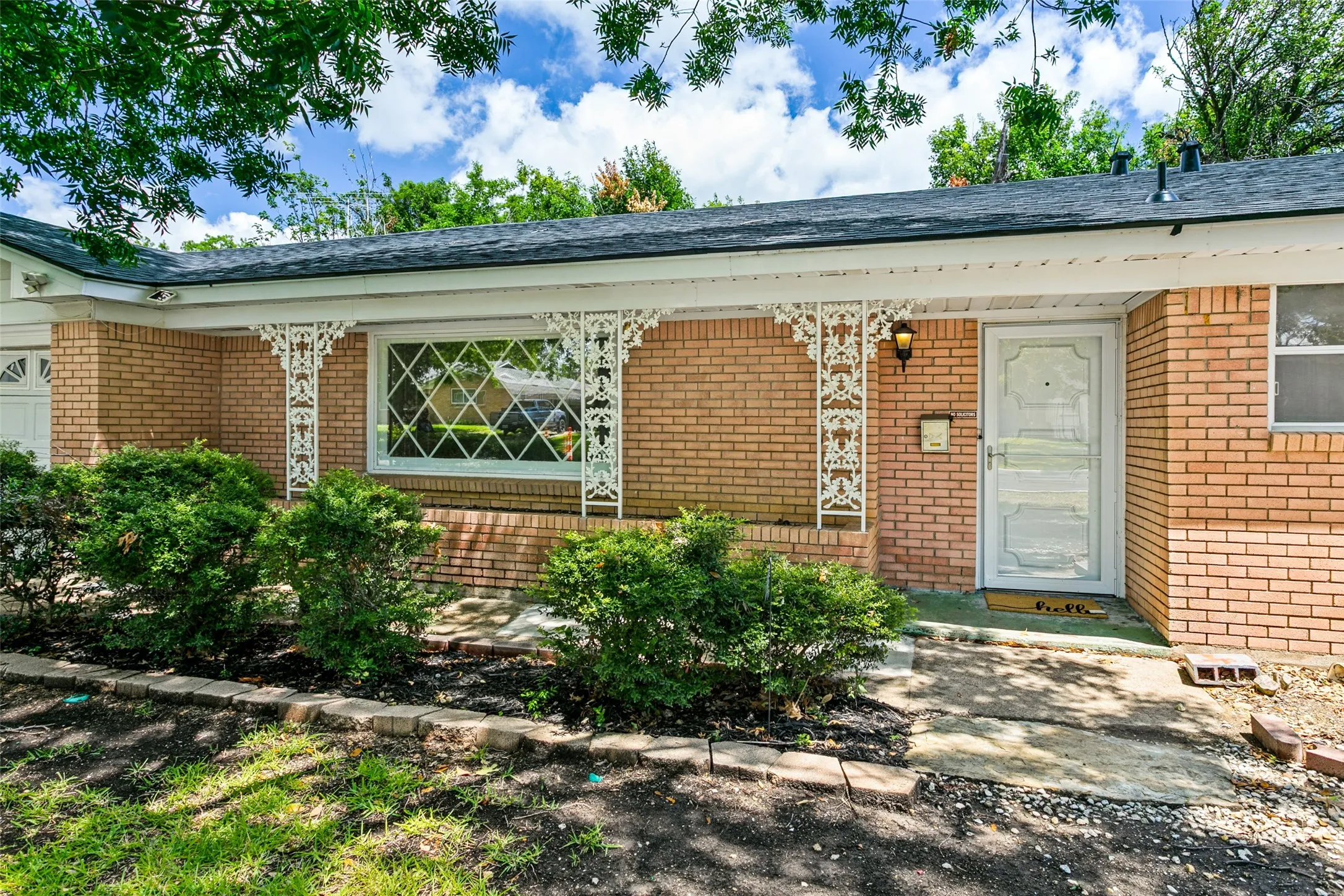 Single Family Residence For Sale in Tarrant County , 5729 Wharton Drive, Fort Worth, Texas 76133, 3 Bedrooms, 2 Bathrooms, 2 Garage spaces, 1,774 Sqft, built in 1959, Price $300,000, mls#21330085, Real Estate Agent in Fort Worth, Homes For Sale in Tarrant county, Homes For Sale in Fort Worth, Realtor in Fort Worth Texas, Real Estate Brokerage Independent Realty Texas, Luminita Cordes Realtor