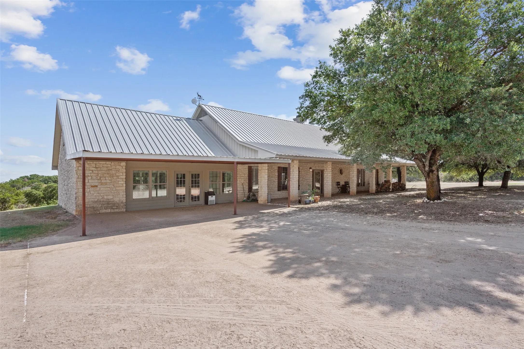 Single Family Residence For Sale in Mc Lennan County , 564 Sam Bass Road, Mc Gregor, Texas 76657, 4 Bedrooms, 4 Bathrooms, Garage spaces, 3,914 Sqft, built in 1997, Price $1,395,000, mls#21333709, Real Estate Agent in Mc Gregor, Homes For Sale in Mc Lennan county, Homes For Sale in Mc Gregor, Realtor in Mc Gregor Texas, Real Estate Brokerage Independent Realty Texas, Luminita Cordes Realtor