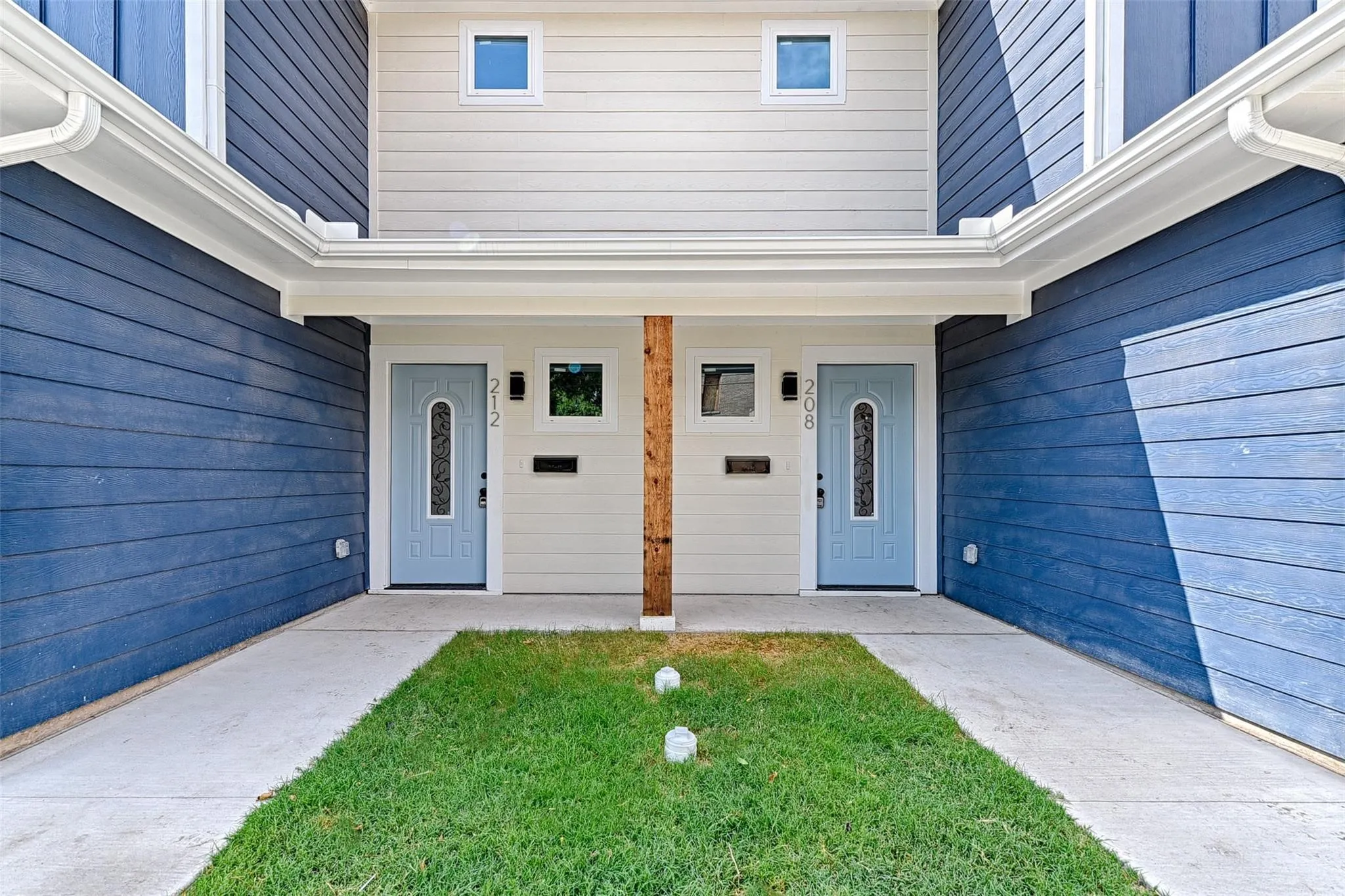 Duplex For Sale in Grayson County , 208-212 E Cherry Street, Sherman, Texas 75090, 6 Bedroom, 6 Bathroom, 2 Garage spaces, 3,224 Sqft, built in 2022, mls#21333389, Real Estate Agent in Sherman, Homes For Sale in Grayson county, Homes For Sale in Sherman, Realtor in Sherman Texas, Real Estate Brokerage Independent Realty Texas, Luminita Cordes Realtor