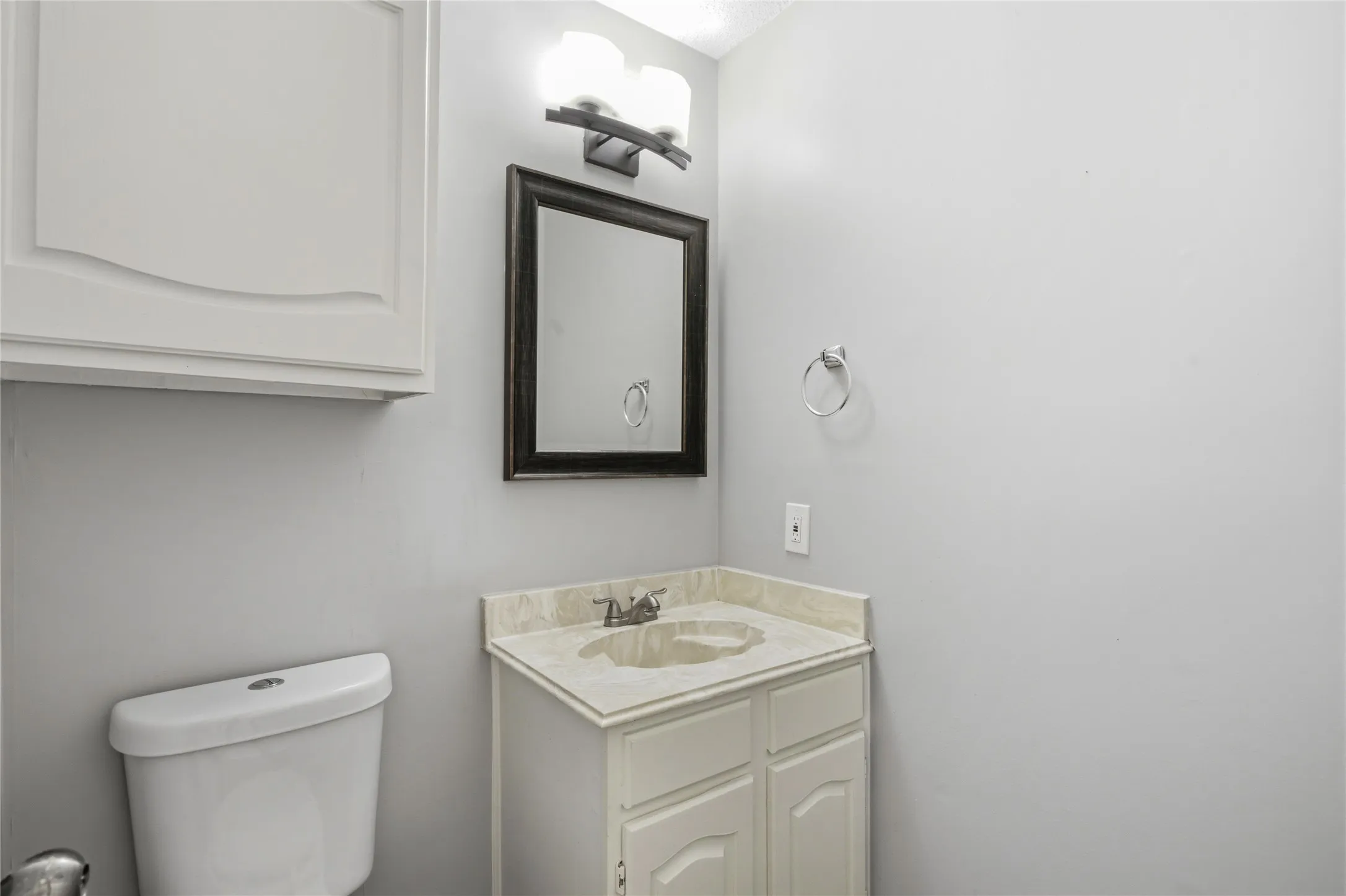 Single Family Residence For Sale in Denton County , 2115 Fawn Ridge Trail, Carrollton, Texas 75010, 3 Bedroom, 3 Bathroom, 2 Garage spaces, 2,621 Sqft, built in 1986, mls#21333625, Real Estate Agent in Carrollton, Homes For Sale in Denton county, Homes For Sale in Carrollton, Realtor in Carrollton Texas, Real Estate Brokerage Independent Realty Texas, Luminita Cordes Realtor