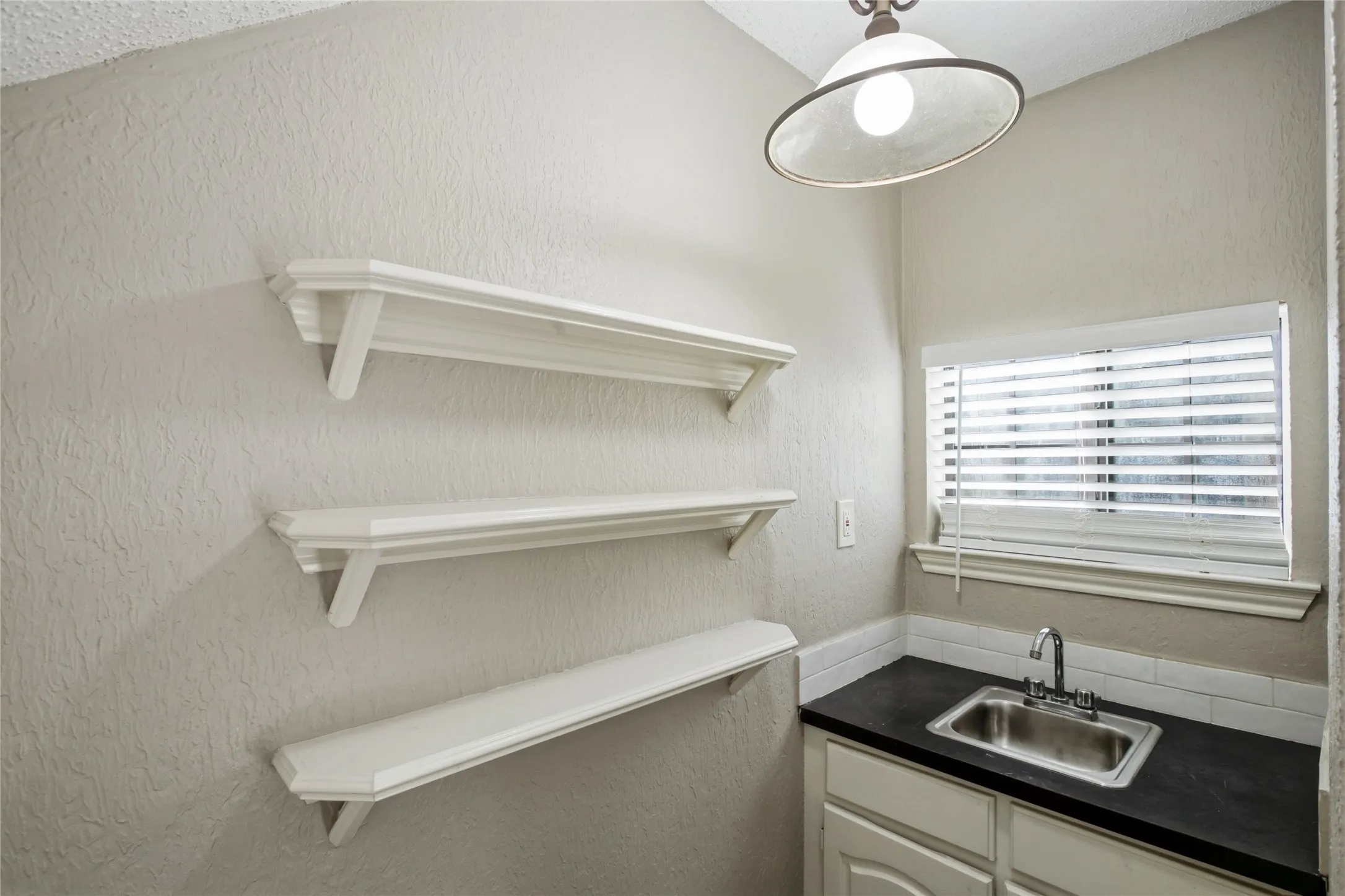 Single Family Residence For Sale in Denton County , 2115 Fawn Ridge Trail, Carrollton, Texas 75010, 3 Bedroom, 3 Bathroom, 2 Garage spaces, 2,621 Sqft, built in 1986, mls#21333625, Real Estate Agent in Carrollton, Homes For Sale in Denton county, Homes For Sale in Carrollton, Realtor in Carrollton Texas, Real Estate Brokerage Independent Realty Texas, Luminita Cordes Realtor