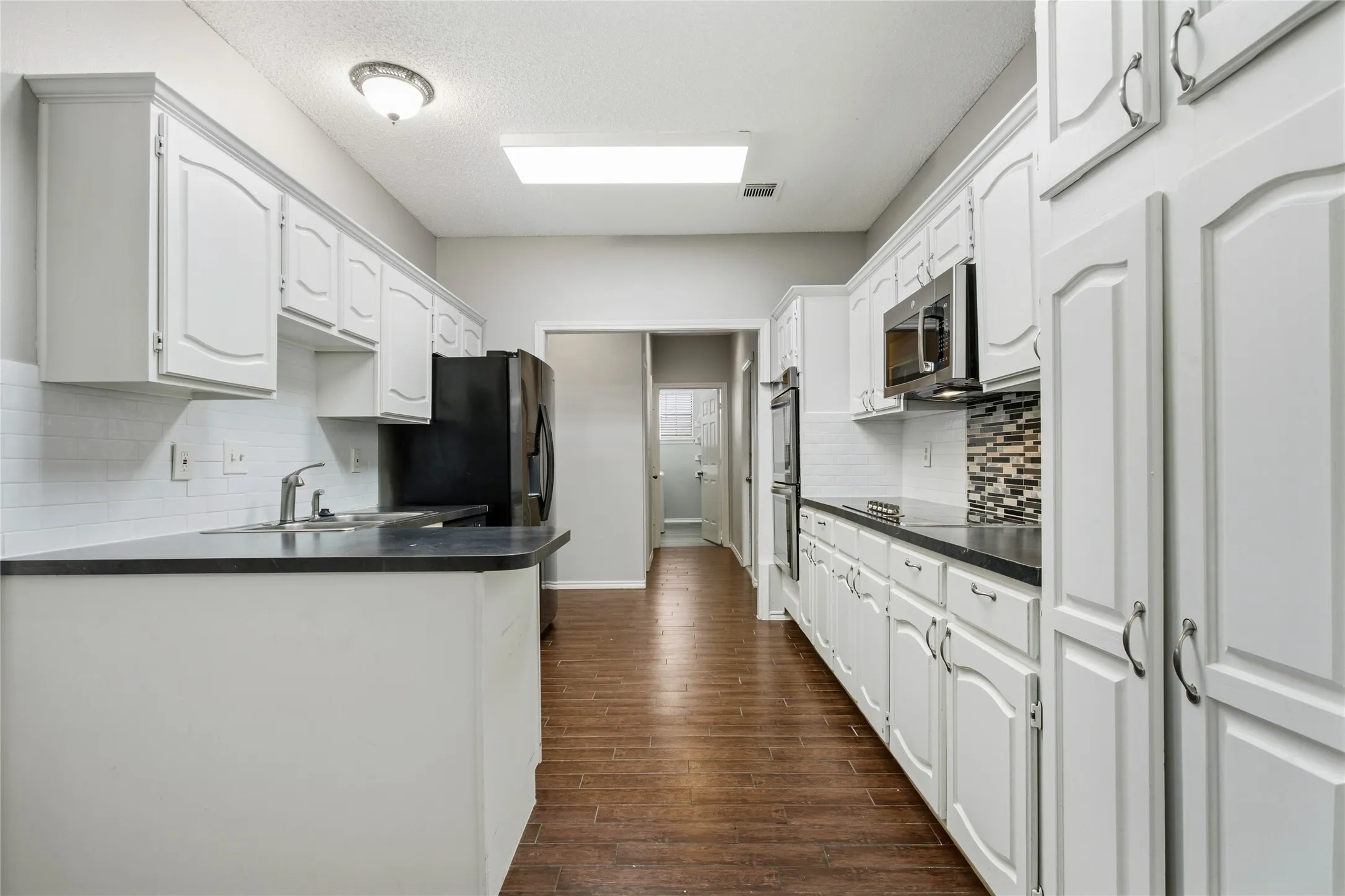 Single Family Residence For Sale in Denton County , 2115 Fawn Ridge Trail, Carrollton, Texas 75010, 3 Bedroom, 3 Bathroom, 2 Garage spaces, 2,621 Sqft, built in 1986, mls#21333625, Real Estate Agent in Carrollton, Homes For Sale in Denton county, Homes For Sale in Carrollton, Realtor in Carrollton Texas, Real Estate Brokerage Independent Realty Texas, Luminita Cordes Realtor
