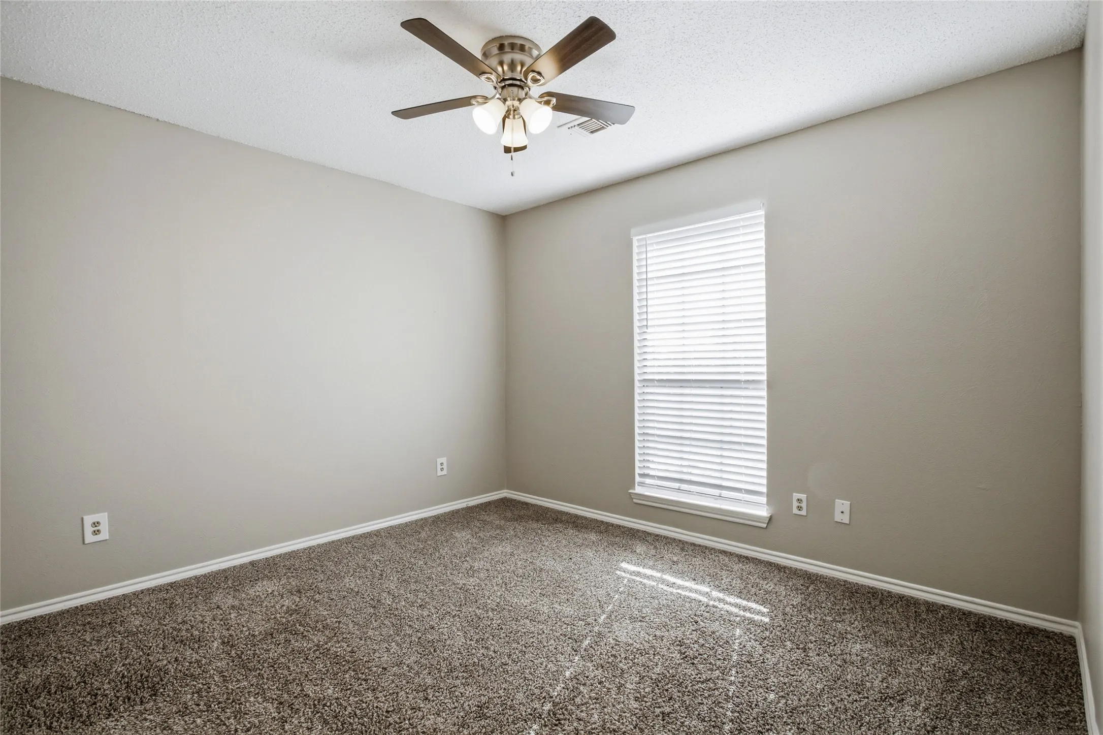 Single Family Residence For Sale in Denton County , 2115 Fawn Ridge Trail, Carrollton, Texas 75010, 3 Bedroom, 3 Bathroom, 2 Garage spaces, 2,621 Sqft, built in 1986, mls#21333625, Real Estate Agent in Carrollton, Homes For Sale in Denton county, Homes For Sale in Carrollton, Realtor in Carrollton Texas, Real Estate Brokerage Independent Realty Texas, Luminita Cordes Realtor