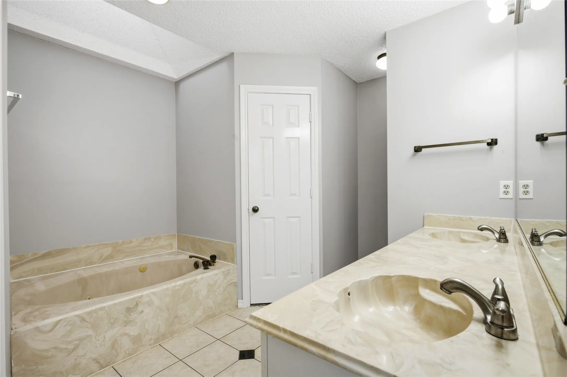 Single Family Residence For Sale in Denton County , 2115 Fawn Ridge Trail, Carrollton, Texas 75010, 3 Bedroom, 3 Bathroom, 2 Garage spaces, 2,621 Sqft, built in 1986, mls#21333625, Real Estate Agent in Carrollton, Homes For Sale in Denton county, Homes For Sale in Carrollton, Realtor in Carrollton Texas, Real Estate Brokerage Independent Realty Texas, Luminita Cordes Realtor