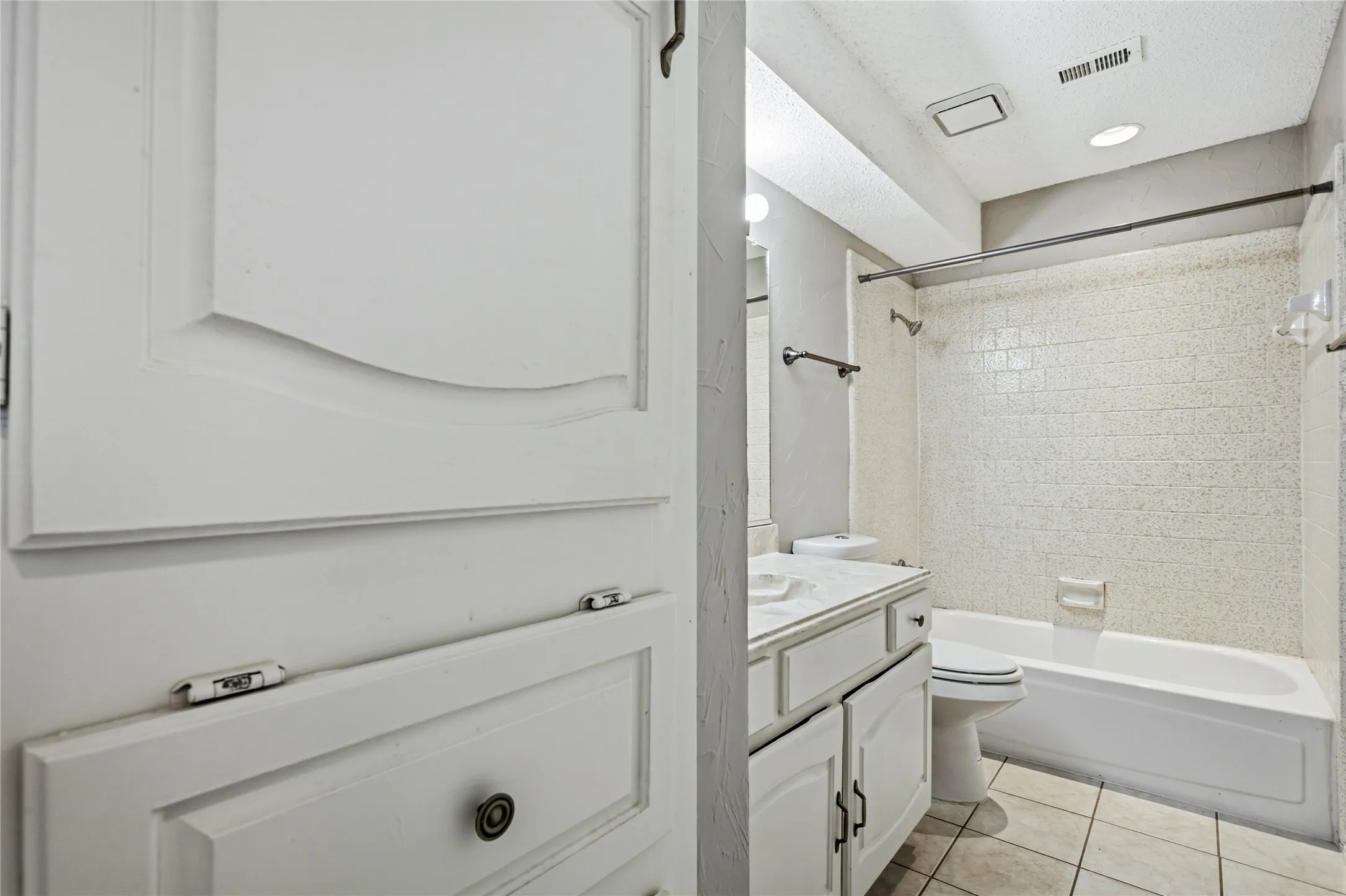 Single Family Residence For Sale in Denton County , 2115 Fawn Ridge Trail, Carrollton, Texas 75010, 3 Bedroom, 3 Bathroom, 2 Garage spaces, 2,621 Sqft, built in 1986, mls#21333625, Real Estate Agent in Carrollton, Homes For Sale in Denton county, Homes For Sale in Carrollton, Realtor in Carrollton Texas, Real Estate Brokerage Independent Realty Texas, Luminita Cordes Realtor