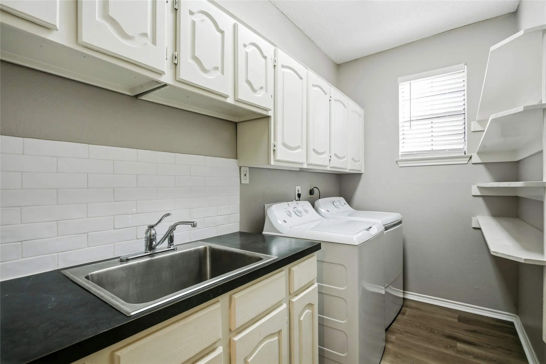 Single Family Residence For Sale in Denton County , 2115 Fawn Ridge Trail, Carrollton, Texas 75010, 3 Bedroom, 3 Bathroom, 2 Garage spaces, 2,621 Sqft, built in 1986, mls#21333625, Real Estate Agent in Carrollton, Homes For Sale in Denton county, Homes For Sale in Carrollton, Realtor in Carrollton Texas, Real Estate Brokerage Independent Realty Texas, Luminita Cordes Realtor