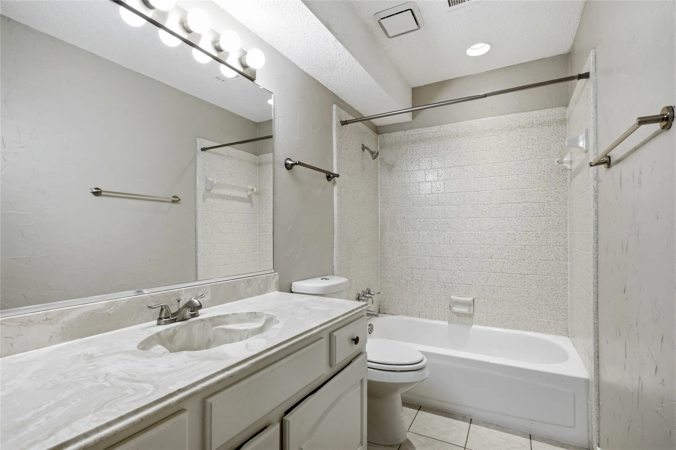 Single Family Residence For Sale in Denton County , 2115 Fawn Ridge Trail, Carrollton, Texas 75010, 3 Bedroom, 3 Bathroom, 2 Garage spaces, 2,621 Sqft, built in 1986, mls#21333625, Real Estate Agent in Carrollton, Homes For Sale in Denton county, Homes For Sale in Carrollton, Realtor in Carrollton Texas, Real Estate Brokerage Independent Realty Texas, Luminita Cordes Realtor