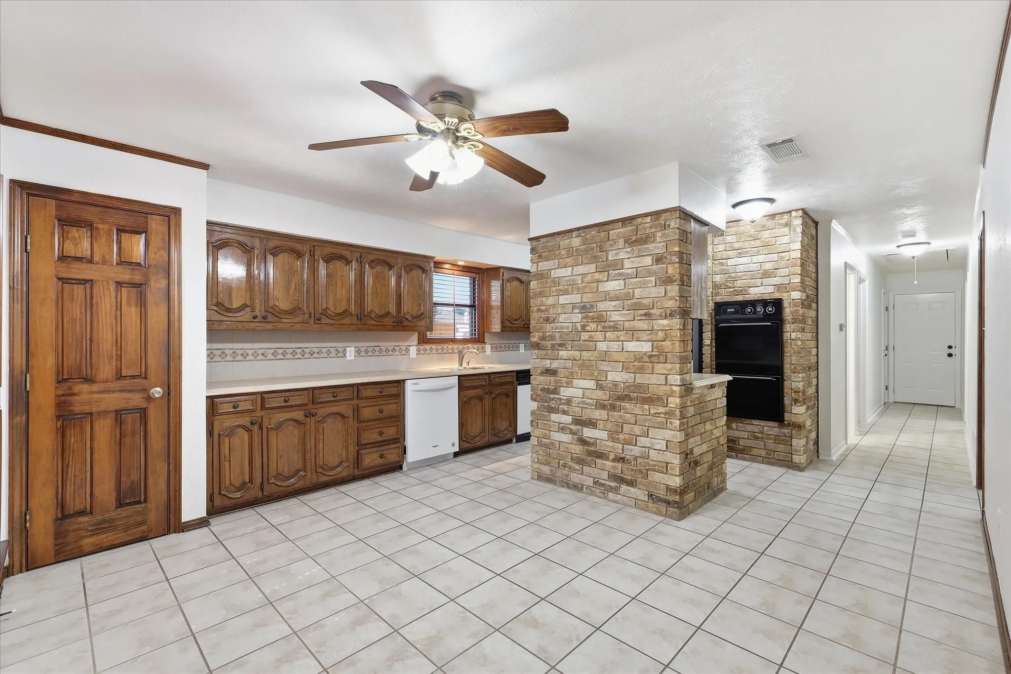 Single Family Residence For Rent in Denton County , 114 Stone Canyon Drive, Highland Village, Texas 75077, 4 Bedroom, 3 Bathroom, 2 Garage spaces, 2,607 Sqft, built in 1978, mls#21333302, Real Estate Agent in Highland Village, Homes For Rent in Denton county, Homes For Rent in Highland Village, Realtor in Highland Village Texas, Real Estate Brokerage Independent Realty Texas, Luminita Cordes Realtor