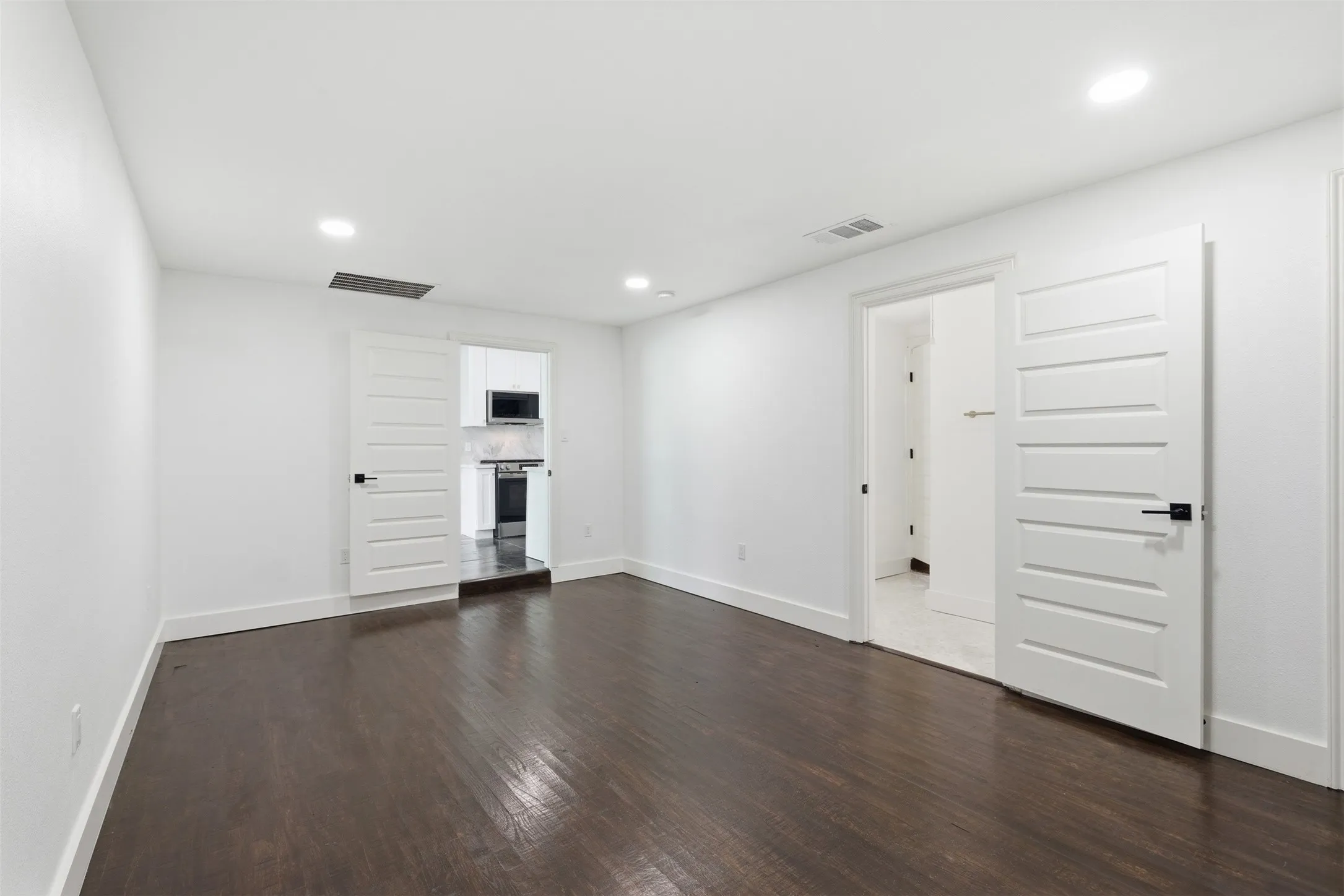 Single Family Residence For Sale in Dallas County , 1407 Tranquilla Drive, Dallas, Texas 75218, 4 Bedroom, 5 Bathroom, 2 Garage spaces, 4,397 Sqft, built in 1945, mls#21333737, Real Estate Agent in Dallas, Homes For Sale in Dallas county, Homes For Sale in Dallas, Realtor in Dallas Texas, Real Estate Brokerage Independent Realty Texas, Luminita Cordes Realtor