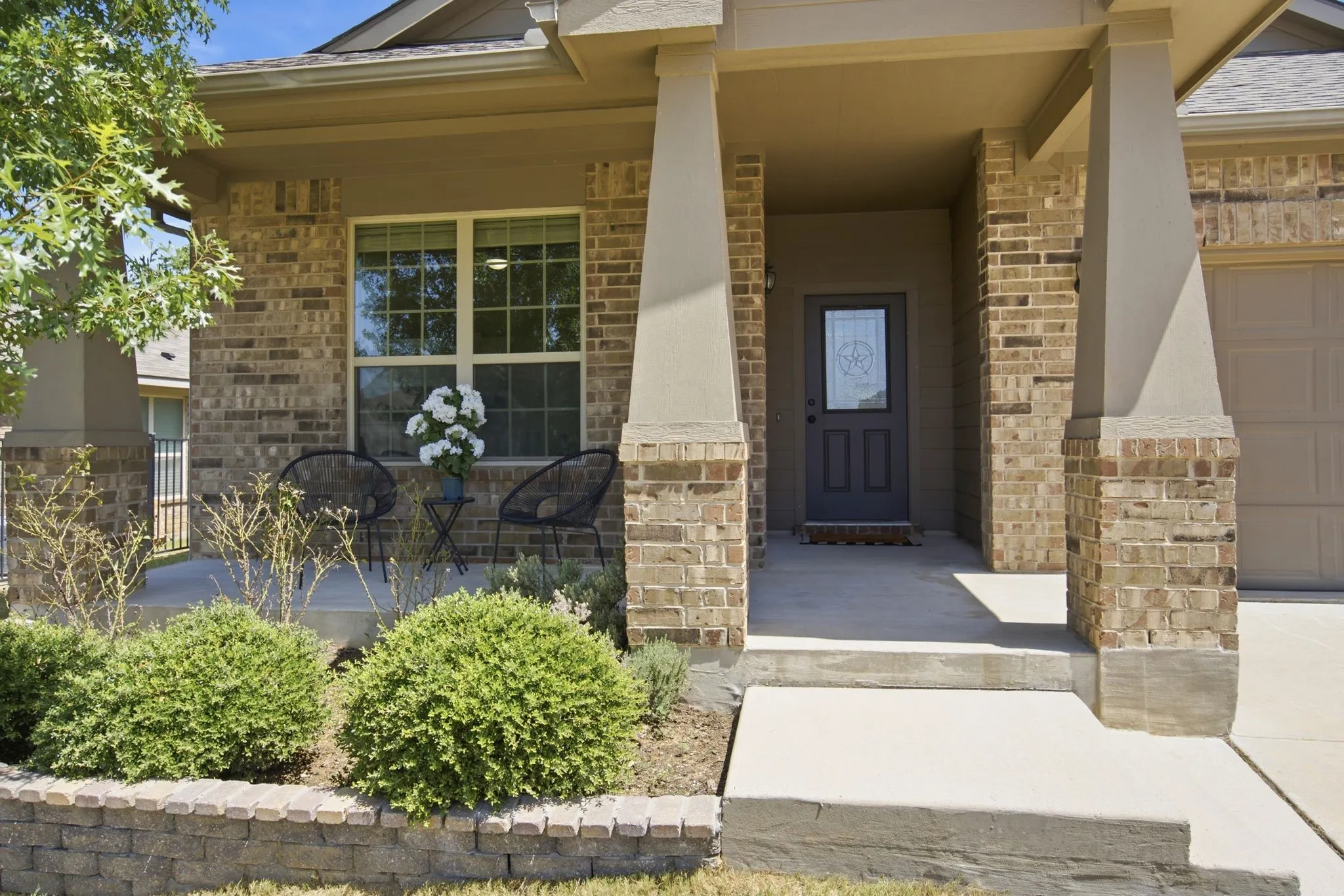 craftsmen style with sitting area on porch