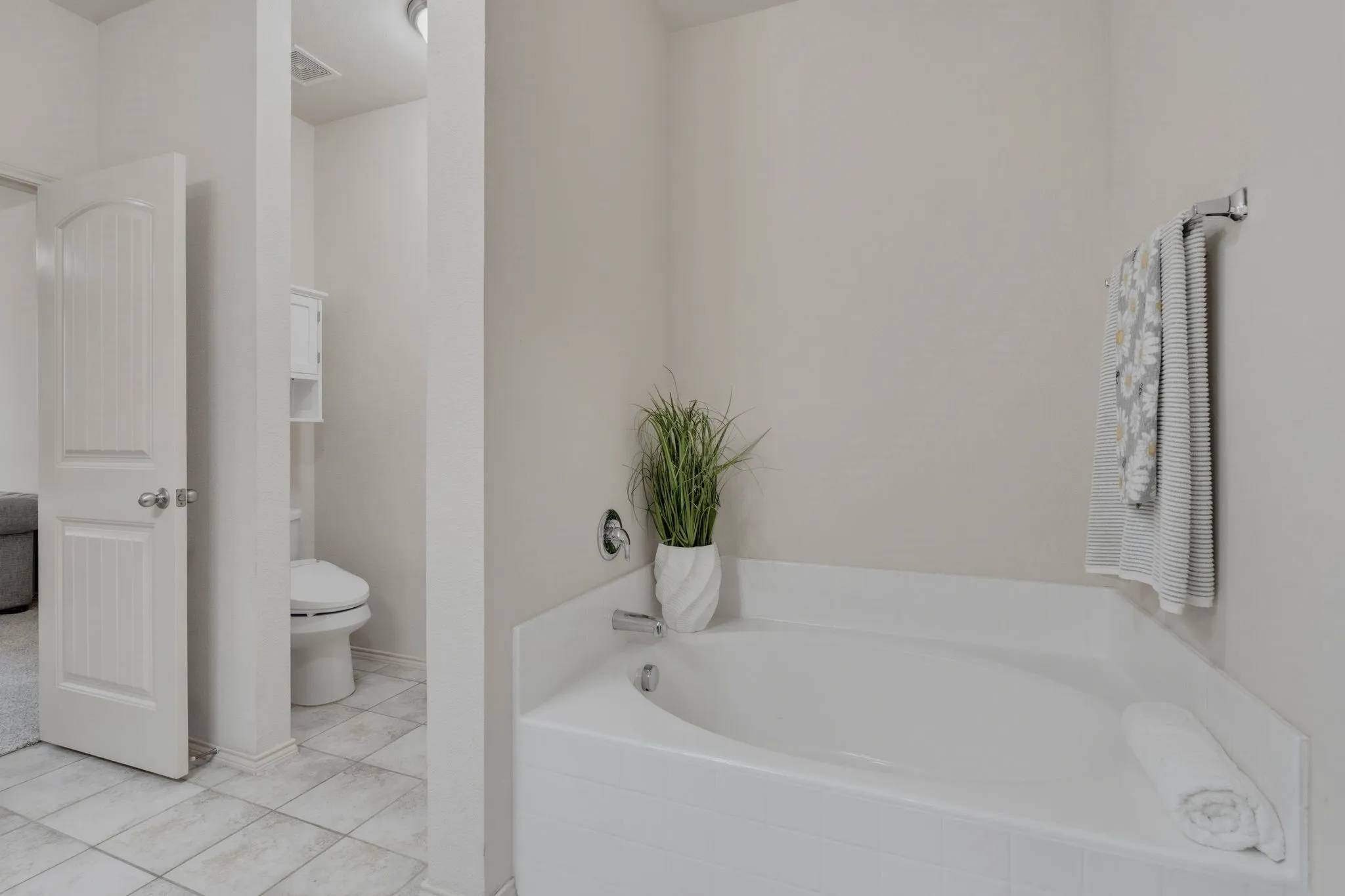 Single Family Residence For Sale in Denton County , 5005 Marina Drive, Denton, Texas 76208, 4 Bedroom, 3 Bathroom, 2 Garage spaces, 2,608 Sqft, built in 2015, mls#21333268, Real Estate Agent in Denton, Homes For Sale in Denton county, Homes For Sale in Denton, Realtor in Denton Texas, Real Estate Brokerage Independent Realty Texas, Luminita Cordes Realtor