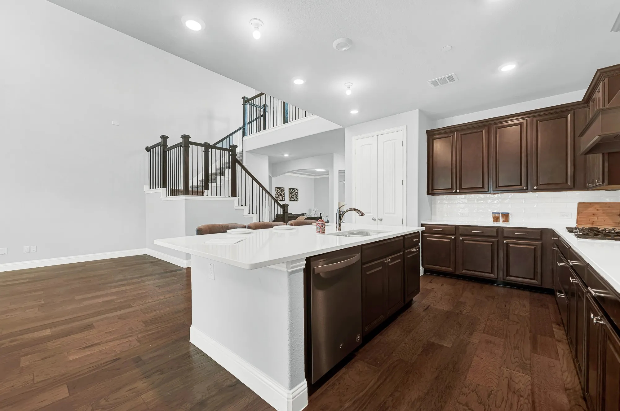 Single Family Residence For Sale in Dallas County , 295 Crystal Cove, Sunnyvale, Texas 75182, 6 Bedroom, 6 Bathroom, 3 Garage spaces, 4,800 Sqft, built in 2020, mls#21326828, Real Estate Agent in Sunnyvale, Homes For Sale in Dallas county, Homes For Sale in Sunnyvale, Realtor in Sunnyvale Texas, Real Estate Brokerage Independent Realty Texas, Luminita Cordes Realtor