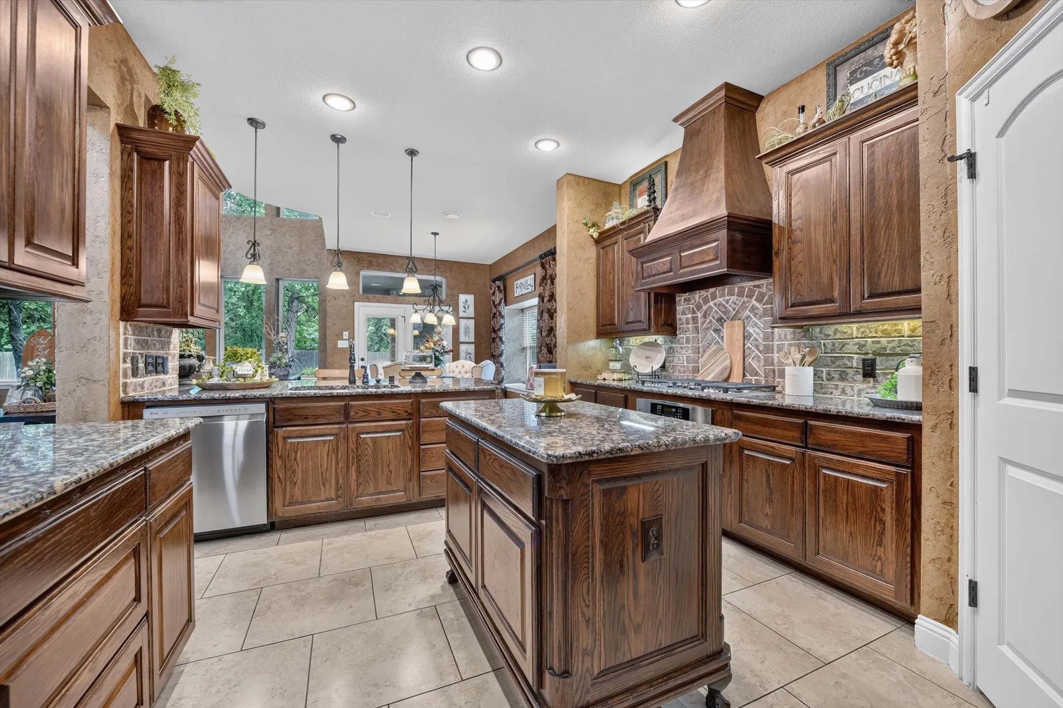 Single Family Residence For Sale in Johnson County , 1200 Madera Drive, Burleson, Texas 76028, 4 Bedroom, 4 Bathroom, 3 Garage spaces, 3,732 Sqft, built in 2010, mls#21331330, Real Estate Agent in Burleson, Homes For Sale in Johnson county, Homes For Sale in Burleson, Realtor in Burleson Texas, Real Estate Brokerage Independent Realty Texas, Luminita Cordes Realtor