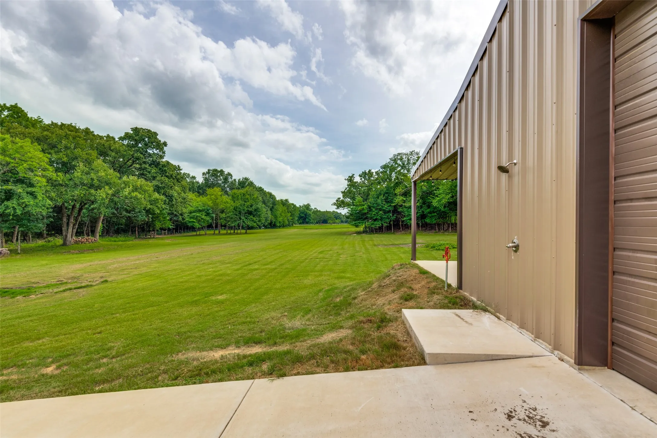 Single Family Residence For Sale in Hunt County , 9011 Texas Trail, Terrell, Texas 75160, 3 Bedroom, 3 Bathroom, 3 Garage spaces, 2,863 Sqft, built in 2003, mls#21307702, Real Estate Agent in Terrell, Homes For Sale in Hunt county, Homes For Sale in Terrell, Realtor in Terrell Texas, Real Estate Brokerage Independent Realty Texas, Luminita Cordes Realtor