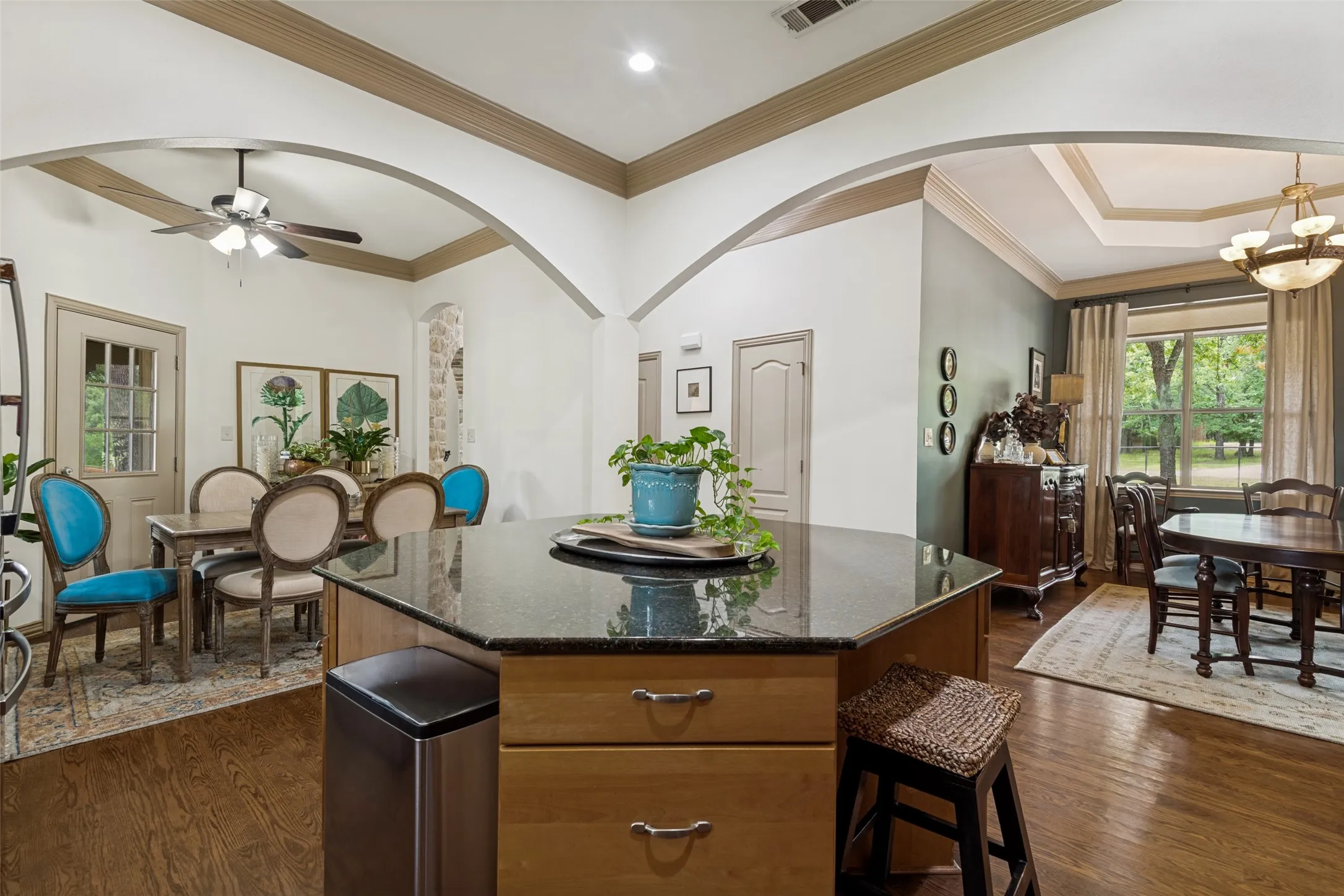 Single Family Residence For Sale in Hunt County , 9011 Texas Trail, Terrell, Texas 75160, 3 Bedroom, 3 Bathroom, 3 Garage spaces, 2,863 Sqft, built in 2003, mls#21307702, Real Estate Agent in Terrell, Homes For Sale in Hunt county, Homes For Sale in Terrell, Realtor in Terrell Texas, Real Estate Brokerage Independent Realty Texas, Luminita Cordes Realtor