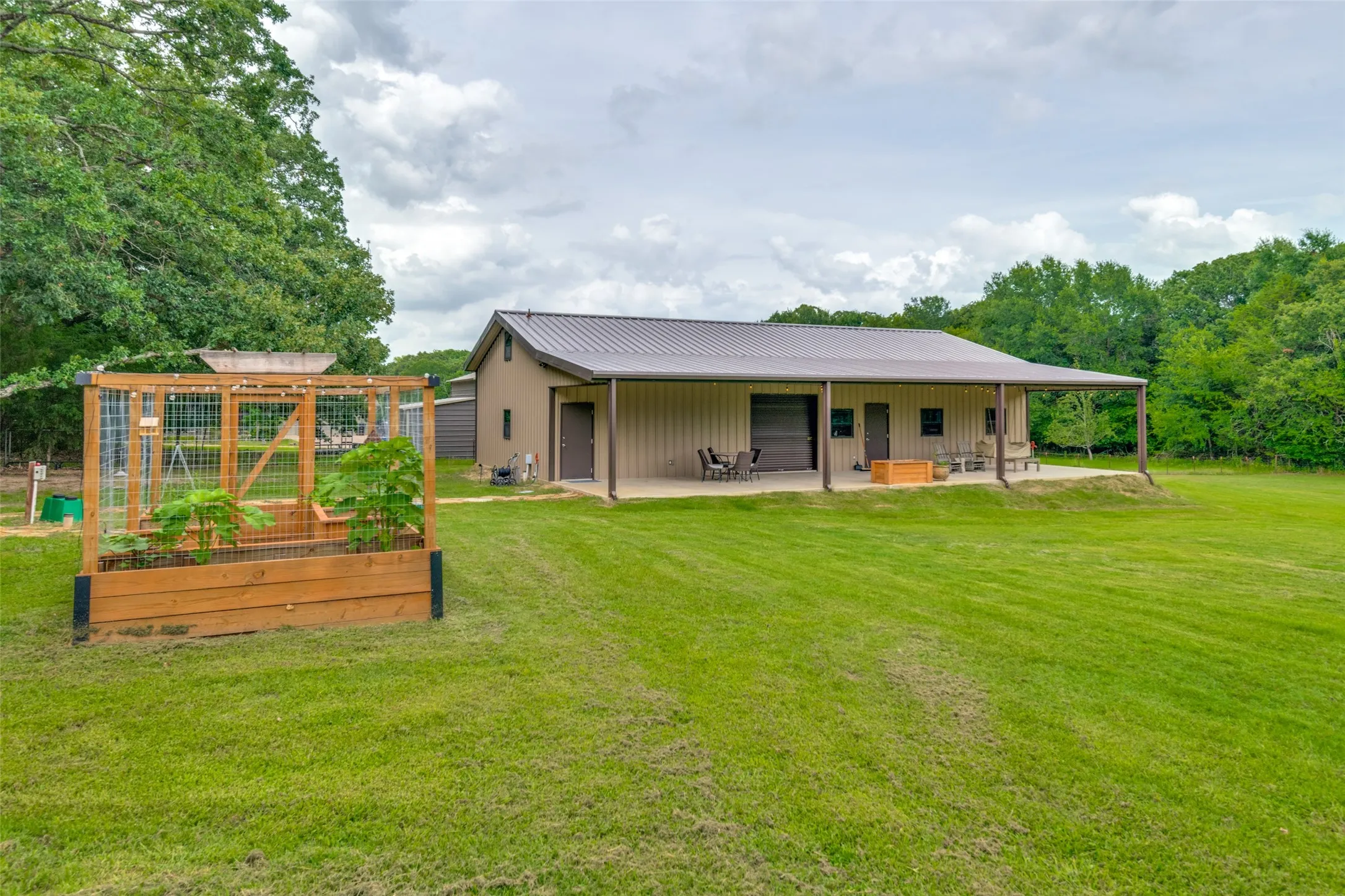 Single Family Residence For Sale in Hunt County , 9011 Texas Trail, Terrell, Texas 75160, 3 Bedroom, 3 Bathroom, 3 Garage spaces, 2,863 Sqft, built in 2003, mls#21307702, Real Estate Agent in Terrell, Homes For Sale in Hunt county, Homes For Sale in Terrell, Realtor in Terrell Texas, Real Estate Brokerage Independent Realty Texas, Luminita Cordes Realtor