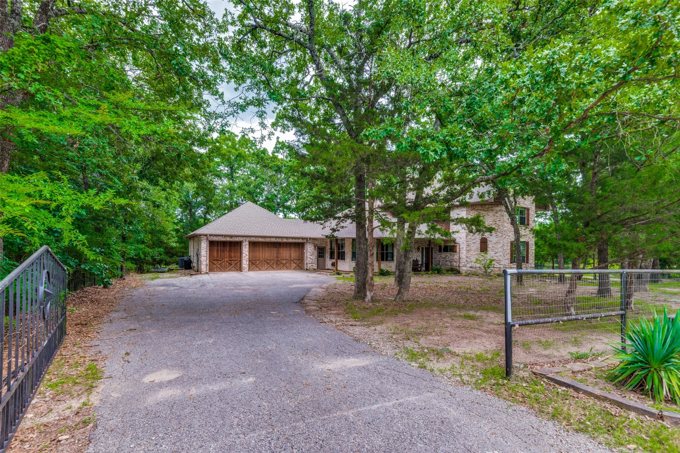 Single Family Residence For Sale in Hunt County , 9011 Texas Trail, Terrell, Texas 75160, 3 Bedroom, 3 Bathroom, 3 Garage spaces, 2,863 Sqft, built in 2003, mls#21307702, Real Estate Agent in Terrell, Homes For Sale in Hunt county, Homes For Sale in Terrell, Realtor in Terrell Texas, Real Estate Brokerage Independent Realty Texas, Luminita Cordes Realtor