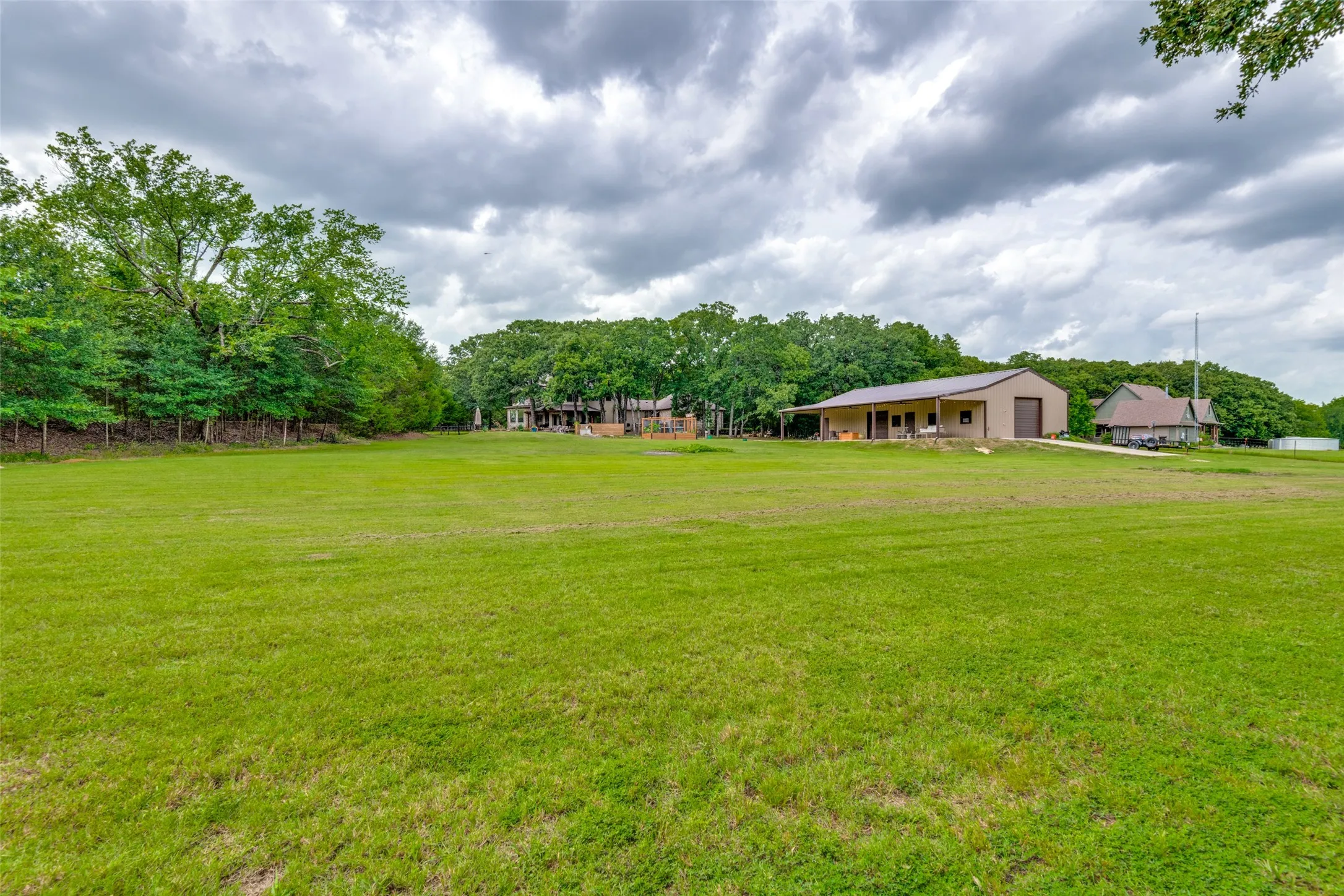 Single Family Residence For Sale in Hunt County , 9011 Texas Trail, Terrell, Texas 75160, 3 Bedroom, 3 Bathroom, 3 Garage spaces, 2,863 Sqft, built in 2003, mls#21307702, Real Estate Agent in Terrell, Homes For Sale in Hunt county, Homes For Sale in Terrell, Realtor in Terrell Texas, Real Estate Brokerage Independent Realty Texas, Luminita Cordes Realtor