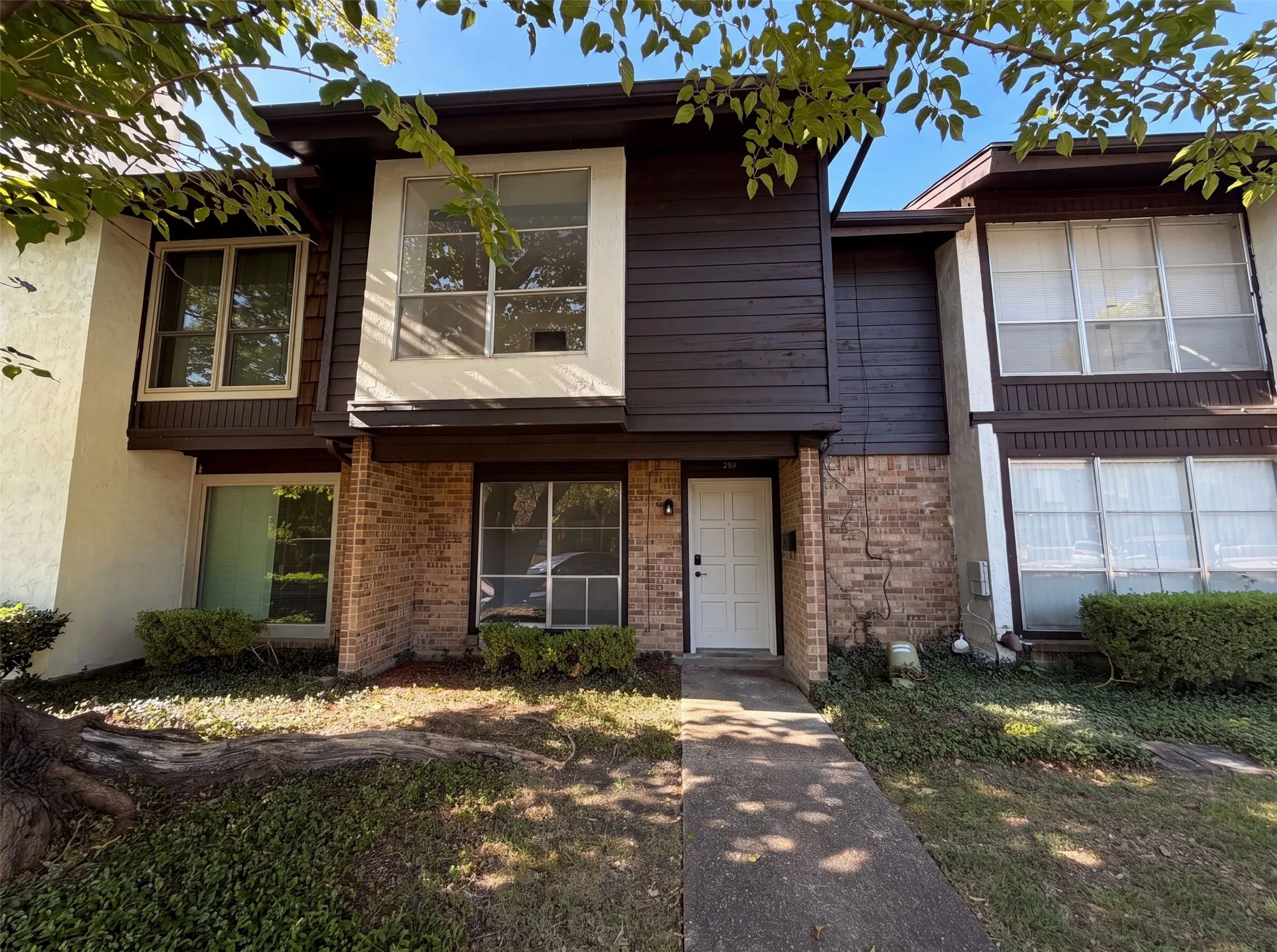 Townhouse For Sale in Dallas County , 260 Rolling Hills Place, Lancaster, Texas 75146, 3 Bedroom, 3 Bathroom, 2 Garage spaces, 1,514 Sqft, built in 1973, mls#21333745, Real Estate Agent in Lancaster, Homes For Sale in Dallas county, Homes For Sale in Lancaster, Realtor in Lancaster Texas, Real Estate Brokerage Independent Realty Texas, Luminita Cordes Realtor