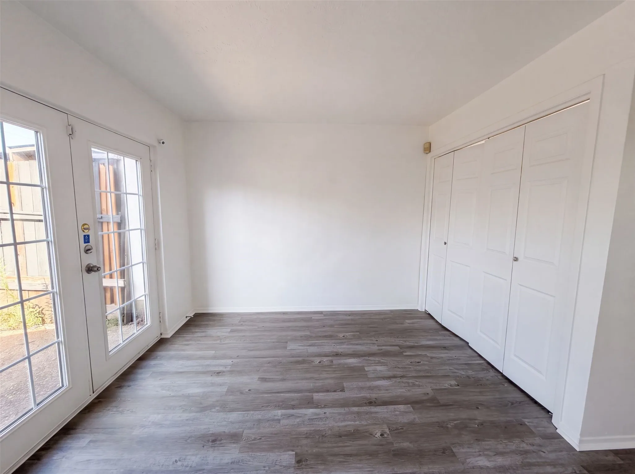 Townhouse For Sale in Dallas County , 260 Rolling Hills Place, Lancaster, Texas 75146, 3 Bedroom, 3 Bathroom, 2 Garage spaces, 1,514 Sqft, built in 1973, mls#21333745, Real Estate Agent in Lancaster, Homes For Sale in Dallas county, Homes For Sale in Lancaster, Realtor in Lancaster Texas, Real Estate Brokerage Independent Realty Texas, Luminita Cordes Realtor