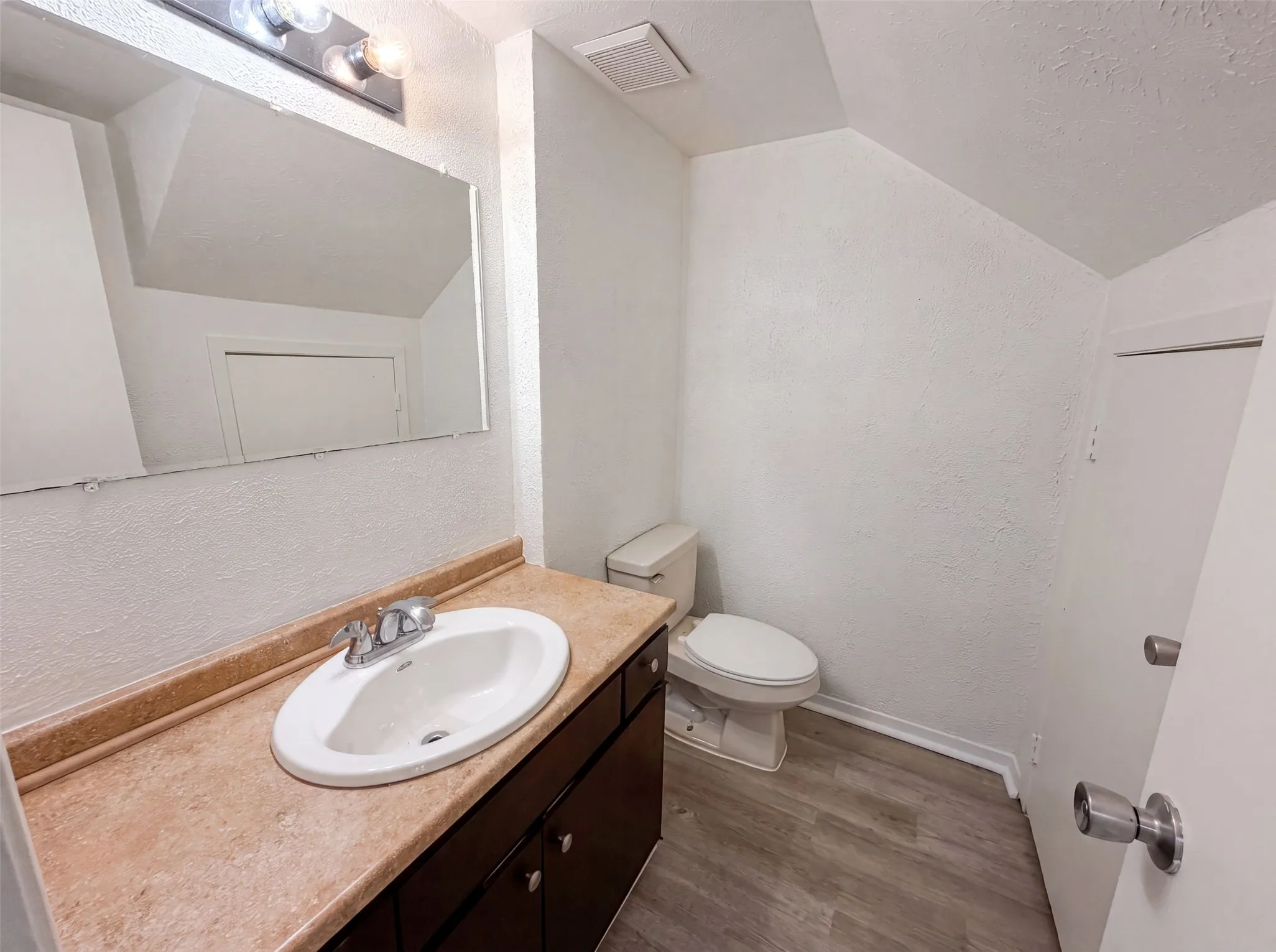 Townhouse For Sale in Dallas County , 260 Rolling Hills Place, Lancaster, Texas 75146, 3 Bedroom, 3 Bathroom, 2 Garage spaces, 1,514 Sqft, built in 1973, mls#21333745, Real Estate Agent in Lancaster, Homes For Sale in Dallas county, Homes For Sale in Lancaster, Realtor in Lancaster Texas, Real Estate Brokerage Independent Realty Texas, Luminita Cordes Realtor