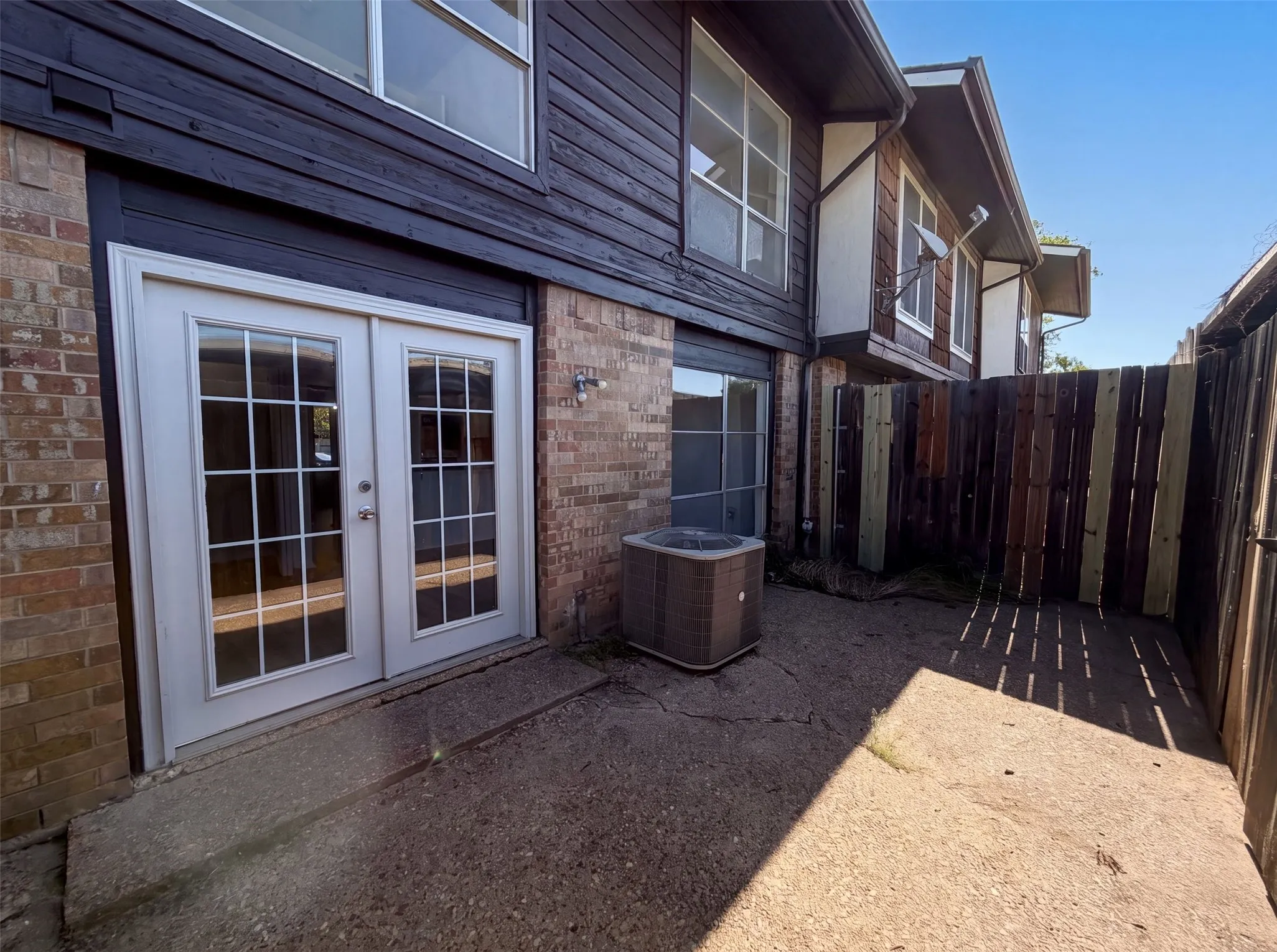 Townhouse For Sale in Dallas County , 260 Rolling Hills Place, Lancaster, Texas 75146, 3 Bedroom, 3 Bathroom, 2 Garage spaces, 1,514 Sqft, built in 1973, mls#21333745, Real Estate Agent in Lancaster, Homes For Sale in Dallas county, Homes For Sale in Lancaster, Realtor in Lancaster Texas, Real Estate Brokerage Independent Realty Texas, Luminita Cordes Realtor