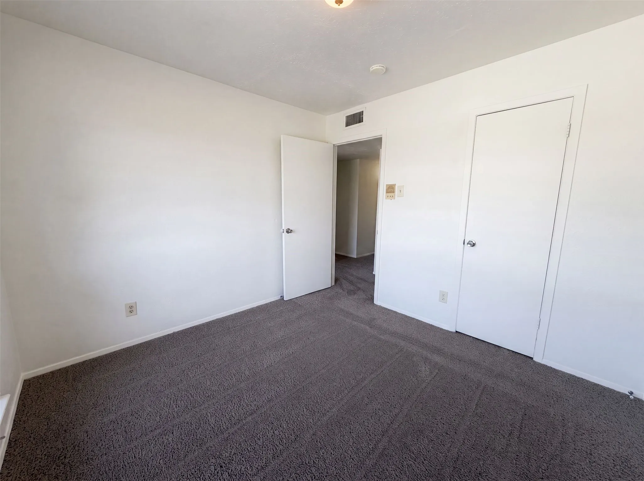 Townhouse For Sale in Dallas County , 260 Rolling Hills Place, Lancaster, Texas 75146, 3 Bedroom, 3 Bathroom, 2 Garage spaces, 1,514 Sqft, built in 1973, mls#21333745, Real Estate Agent in Lancaster, Homes For Sale in Dallas county, Homes For Sale in Lancaster, Realtor in Lancaster Texas, Real Estate Brokerage Independent Realty Texas, Luminita Cordes Realtor