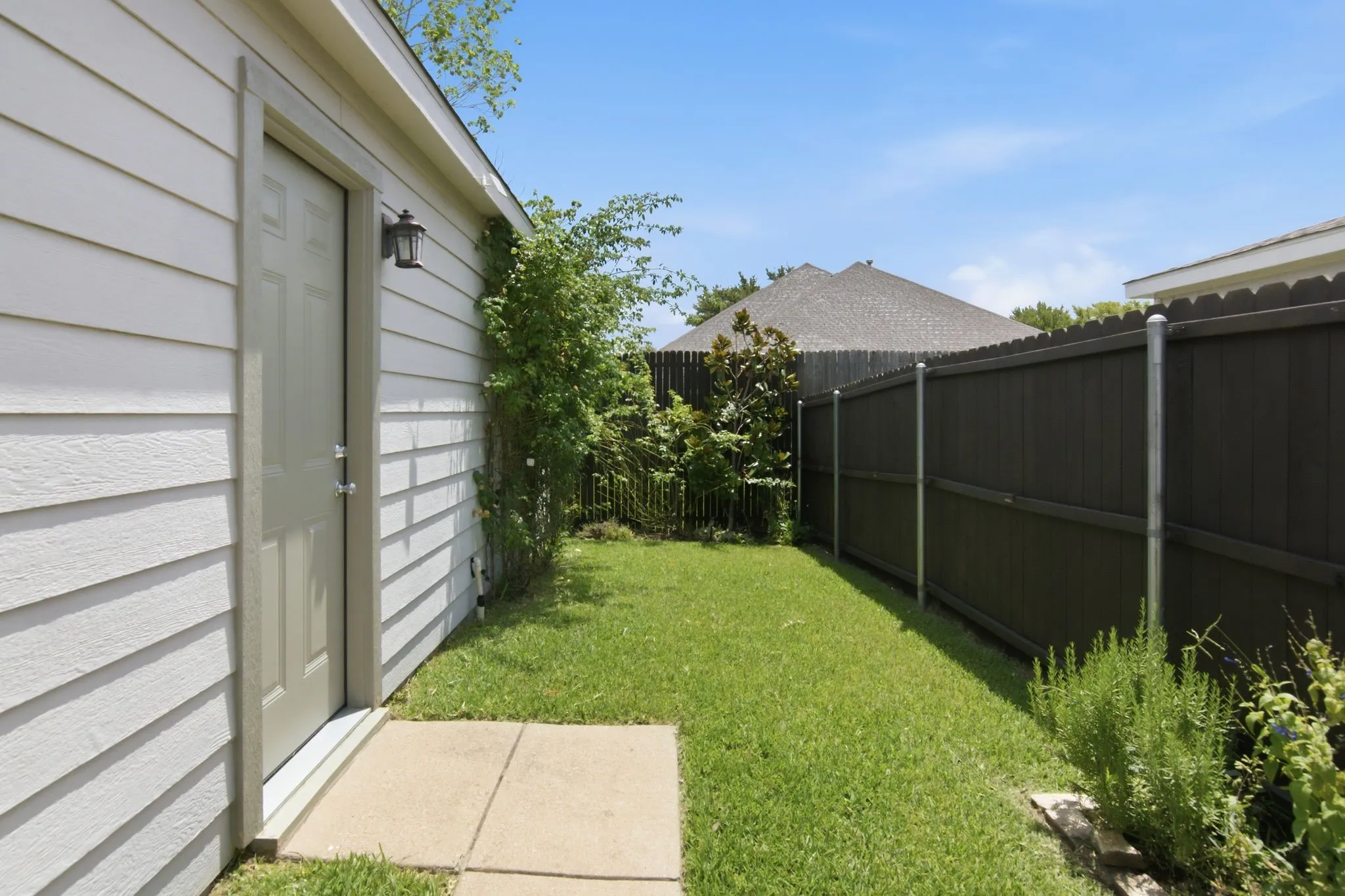 Single Family Residence For Sale in Tarrant County , 10812 Astor Drive, Fort Worth, Texas 76244, 2 Bedroom, 3 Bathroom, 2 Garage spaces, 1,184 Sqft, built in 2006, mls#21331876, Real Estate Agent in Fort Worth, Homes For Sale in Tarrant county, Homes For Sale in Fort Worth, Realtor in Fort Worth Texas, Real Estate Brokerage Independent Realty Texas, Luminita Cordes Realtor