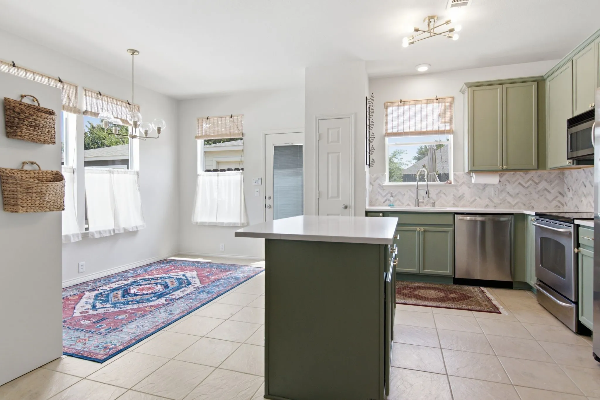 Single Family Residence For Sale in Tarrant County , 10812 Astor Drive, Fort Worth, Texas 76244, 2 Bedroom, 3 Bathroom, 2 Garage spaces, 1,184 Sqft, built in 2006, mls#21331876, Real Estate Agent in Fort Worth, Homes For Sale in Tarrant county, Homes For Sale in Fort Worth, Realtor in Fort Worth Texas, Real Estate Brokerage Independent Realty Texas, Luminita Cordes Realtor