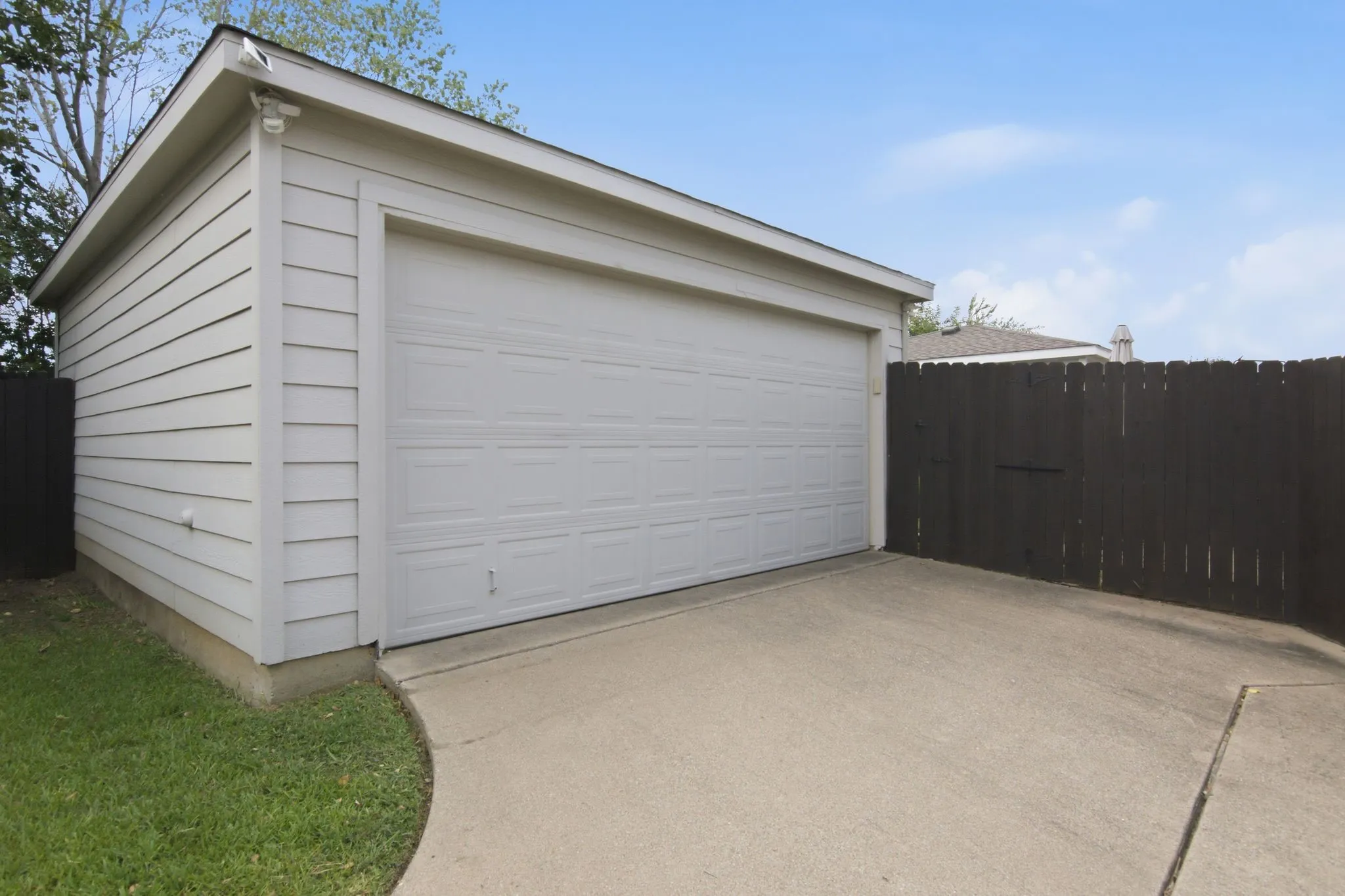 Single Family Residence For Sale in Tarrant County , 10812 Astor Drive, Fort Worth, Texas 76244, 2 Bedroom, 3 Bathroom, 2 Garage spaces, 1,184 Sqft, built in 2006, mls#21331876, Real Estate Agent in Fort Worth, Homes For Sale in Tarrant county, Homes For Sale in Fort Worth, Realtor in Fort Worth Texas, Real Estate Brokerage Independent Realty Texas, Luminita Cordes Realtor