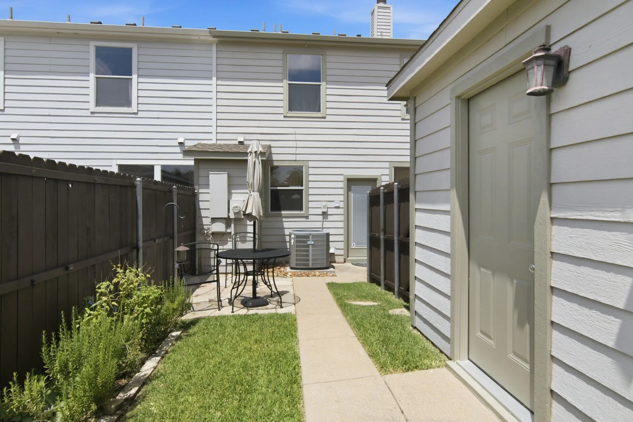 Single Family Residence For Sale in Tarrant County , 10812 Astor Drive, Fort Worth, Texas 76244, 2 Bedroom, 3 Bathroom, 2 Garage spaces, 1,184 Sqft, built in 2006, mls#21331876, Real Estate Agent in Fort Worth, Homes For Sale in Tarrant county, Homes For Sale in Fort Worth, Realtor in Fort Worth Texas, Real Estate Brokerage Independent Realty Texas, Luminita Cordes Realtor