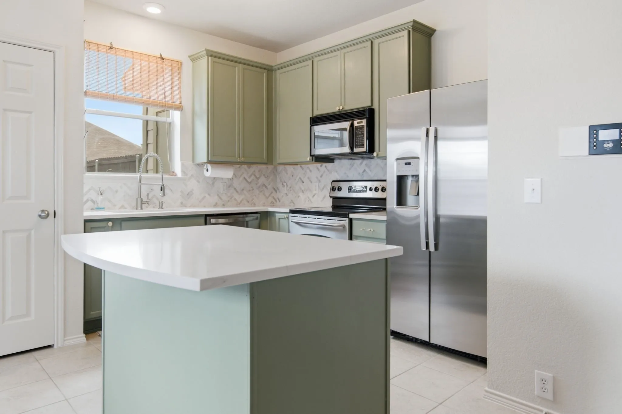 Single Family Residence For Sale in Tarrant County , 10812 Astor Drive, Fort Worth, Texas 76244, 2 Bedroom, 3 Bathroom, 2 Garage spaces, 1,184 Sqft, built in 2006, mls#21331876, Real Estate Agent in Fort Worth, Homes For Sale in Tarrant county, Homes For Sale in Fort Worth, Realtor in Fort Worth Texas, Real Estate Brokerage Independent Realty Texas, Luminita Cordes Realtor