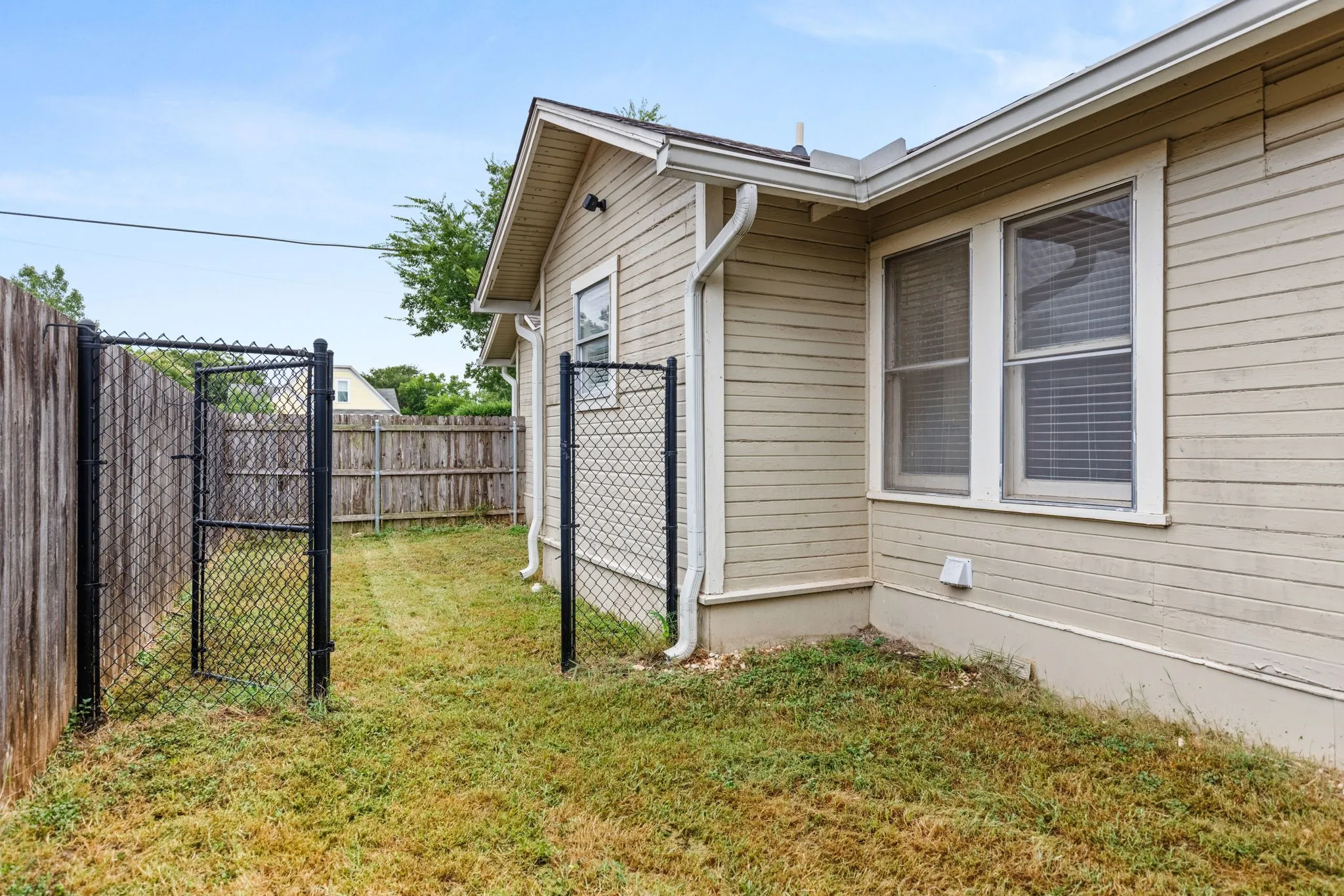 Single Family Residence For Sale in Mc Lennan County , 515 W 6th Street, Mc Gregor, Texas 76657, 3 Bedroom, 2 Bathroom, Garage spaces, 1,372 Sqft, built in 1945, mls#21333134, Real Estate Agent in Mc Gregor, Homes For Sale in Mc Lennan county, Homes For Sale in Mc Gregor, Realtor in Mc Gregor Texas, Real Estate Brokerage Independent Realty Texas, Luminita Cordes Realtor