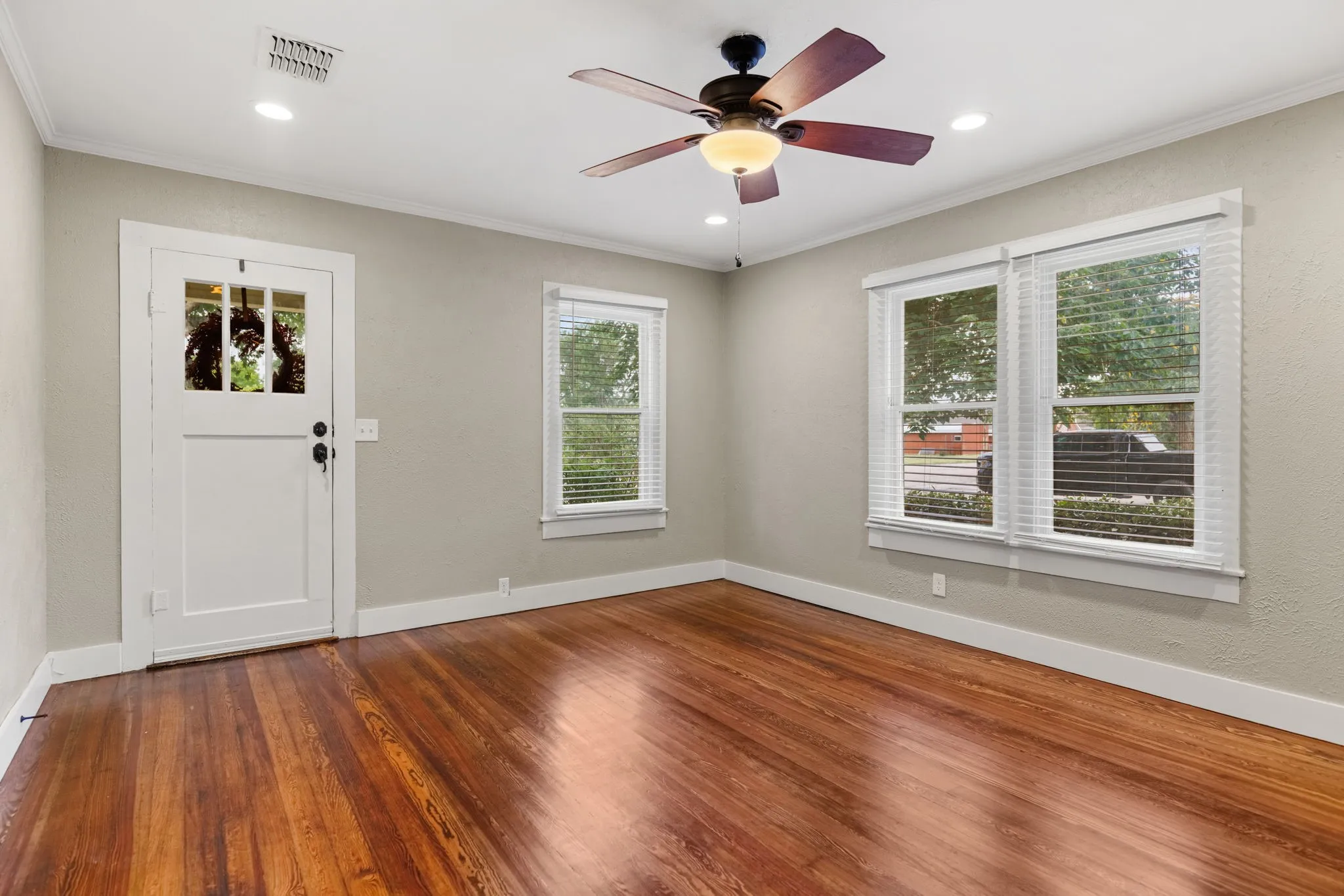 Single Family Residence For Sale in Mc Lennan County , 515 W 6th Street, Mc Gregor, Texas 76657, 3 Bedroom, 2 Bathroom, Garage spaces, 1,372 Sqft, built in 1945, mls#21333134, Real Estate Agent in Mc Gregor, Homes For Sale in Mc Lennan county, Homes For Sale in Mc Gregor, Realtor in Mc Gregor Texas, Real Estate Brokerage Independent Realty Texas, Luminita Cordes Realtor