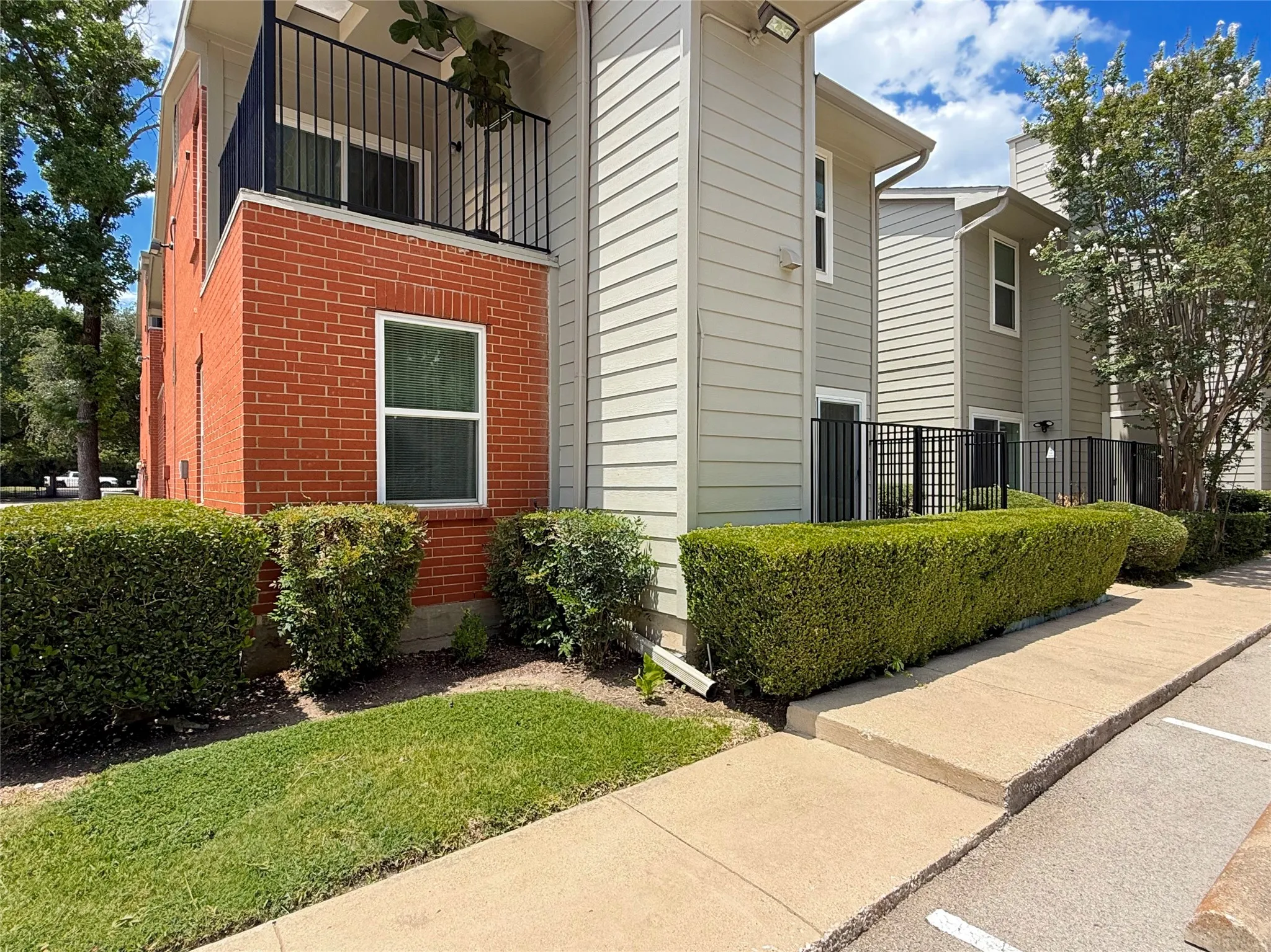 2-story Condo-Feels like a Townhome