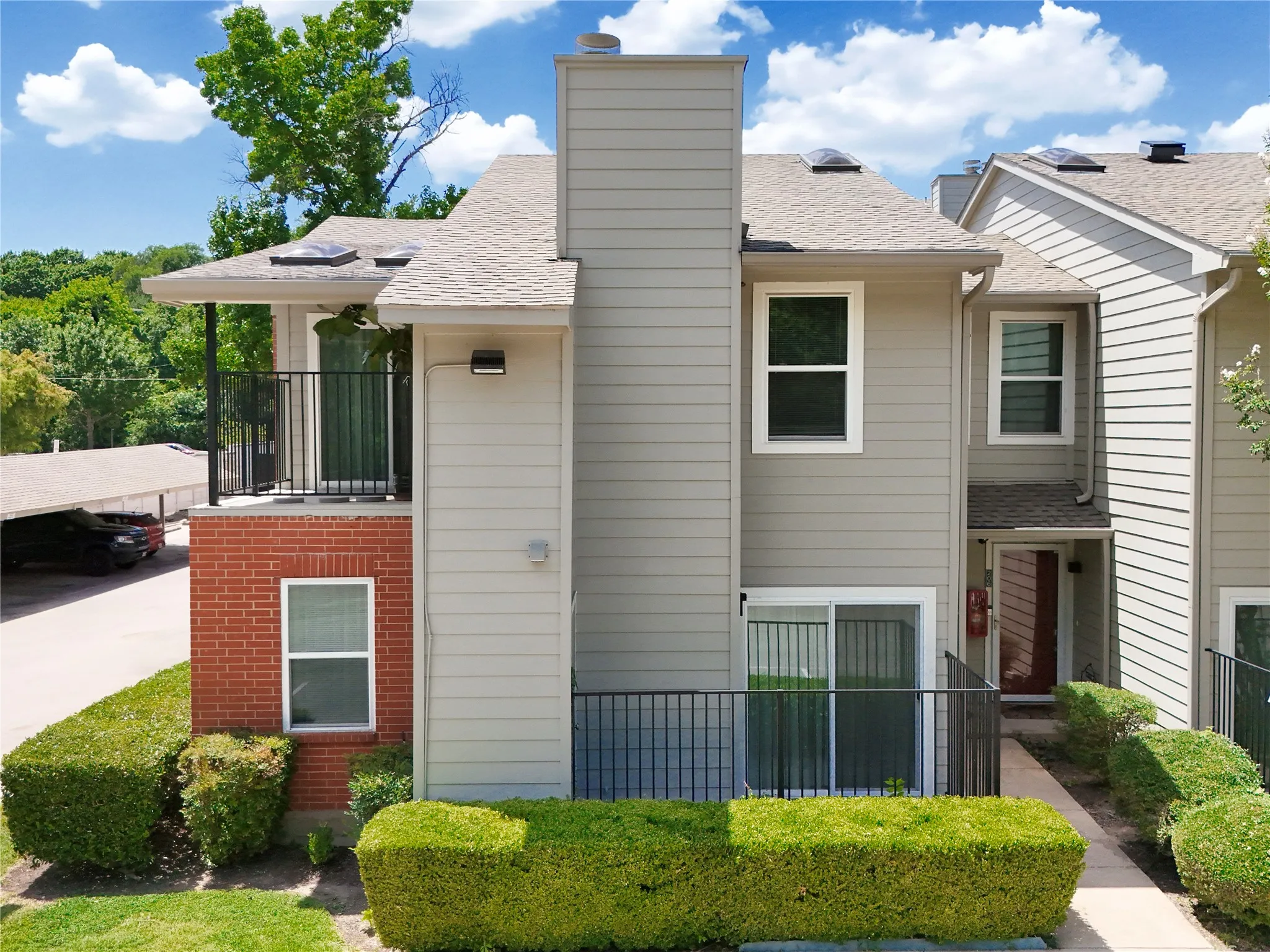 Single Family Residence For Sale in Dallas County , 6900 Skillman Street 205, Dallas, Texas 75231, 2 Bedroom, 2 Bathroom, Garage spaces, 1,024 Sqft, built in 1981, mls#21323188, Real Estate Agent in Dallas, Homes For Sale in Dallas county, Homes For Sale in Dallas, Realtor in Dallas Texas, Real Estate Brokerage Independent Realty Texas, Luminita Cordes Realtor