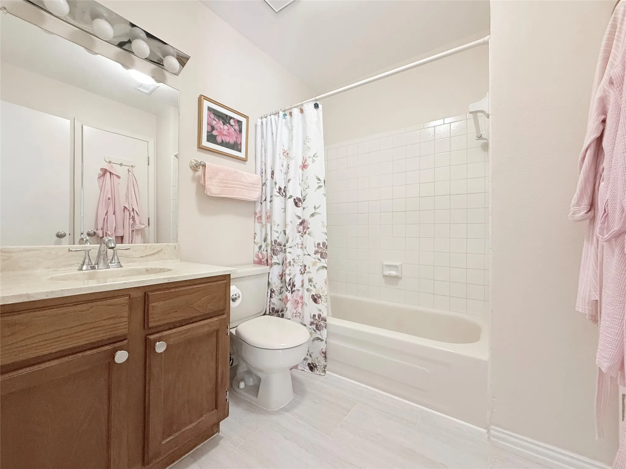 Single Family Residence For Sale in Dallas County , 6900 Skillman Street 205, Dallas, Texas 75231, 2 Bedroom, 2 Bathroom, Garage spaces, 1,024 Sqft, built in 1981, mls#21323188, Real Estate Agent in Dallas, Homes For Sale in Dallas county, Homes For Sale in Dallas, Realtor in Dallas Texas, Real Estate Brokerage Independent Realty Texas, Luminita Cordes Realtor