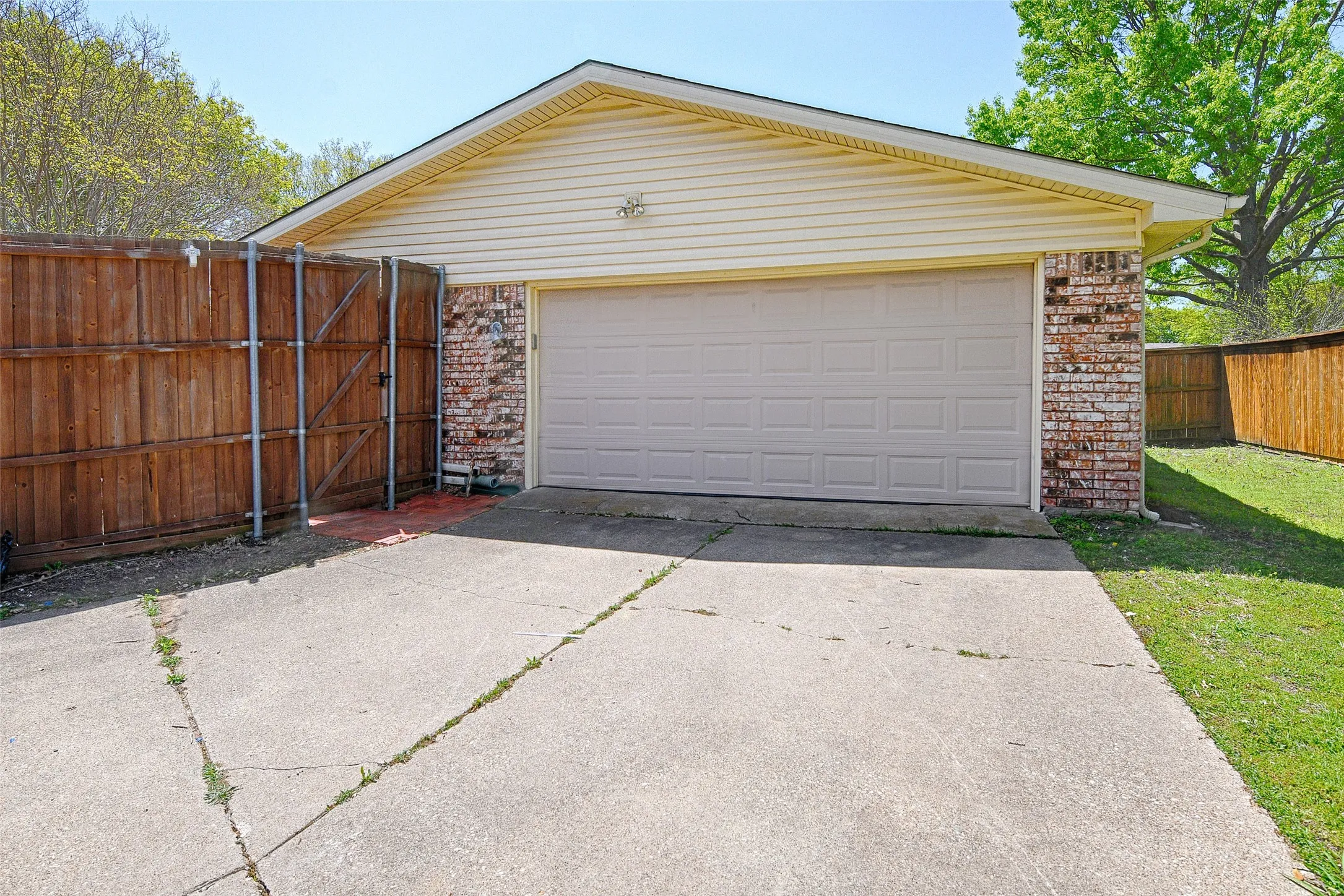 Single Family Residence For Sale in Collin County , 6536 Mesquite Trail, Plano, Texas 75023, 4 Bedroom, 2 Bathroom, 2 Garage spaces, 2,113 Sqft, built in 1978, mls#21333761, Real Estate Agent in Plano, Homes For Sale in Collin county, Homes For Sale in Plano, Realtor in Plano Texas, Real Estate Brokerage Independent Realty Texas, Luminita Cordes Realtor