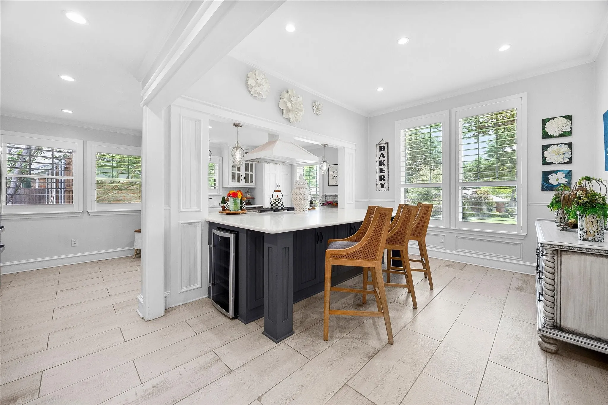 Built in Oversized Bkfast Bar & Dining area.