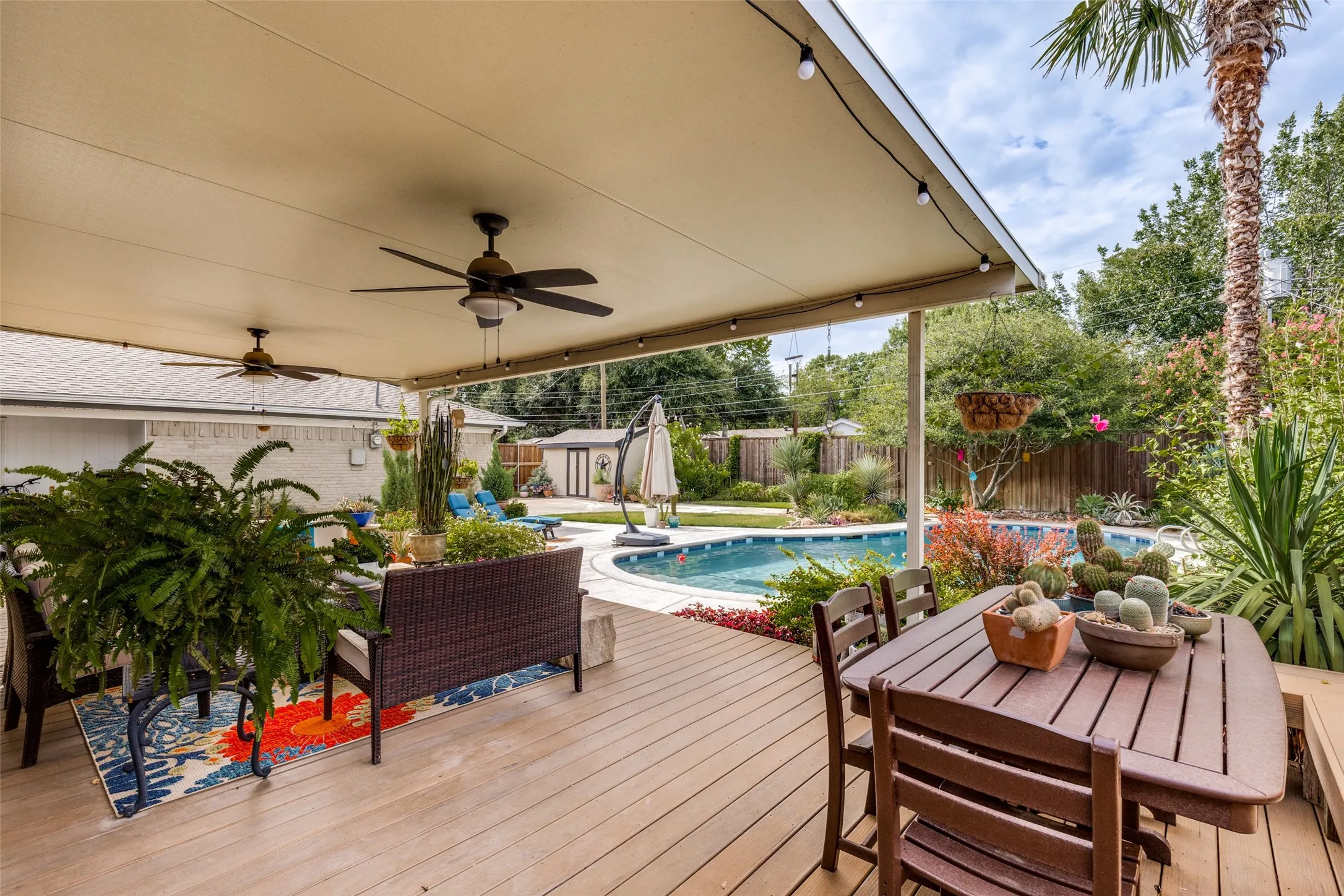 Outdoor entertaining deck.