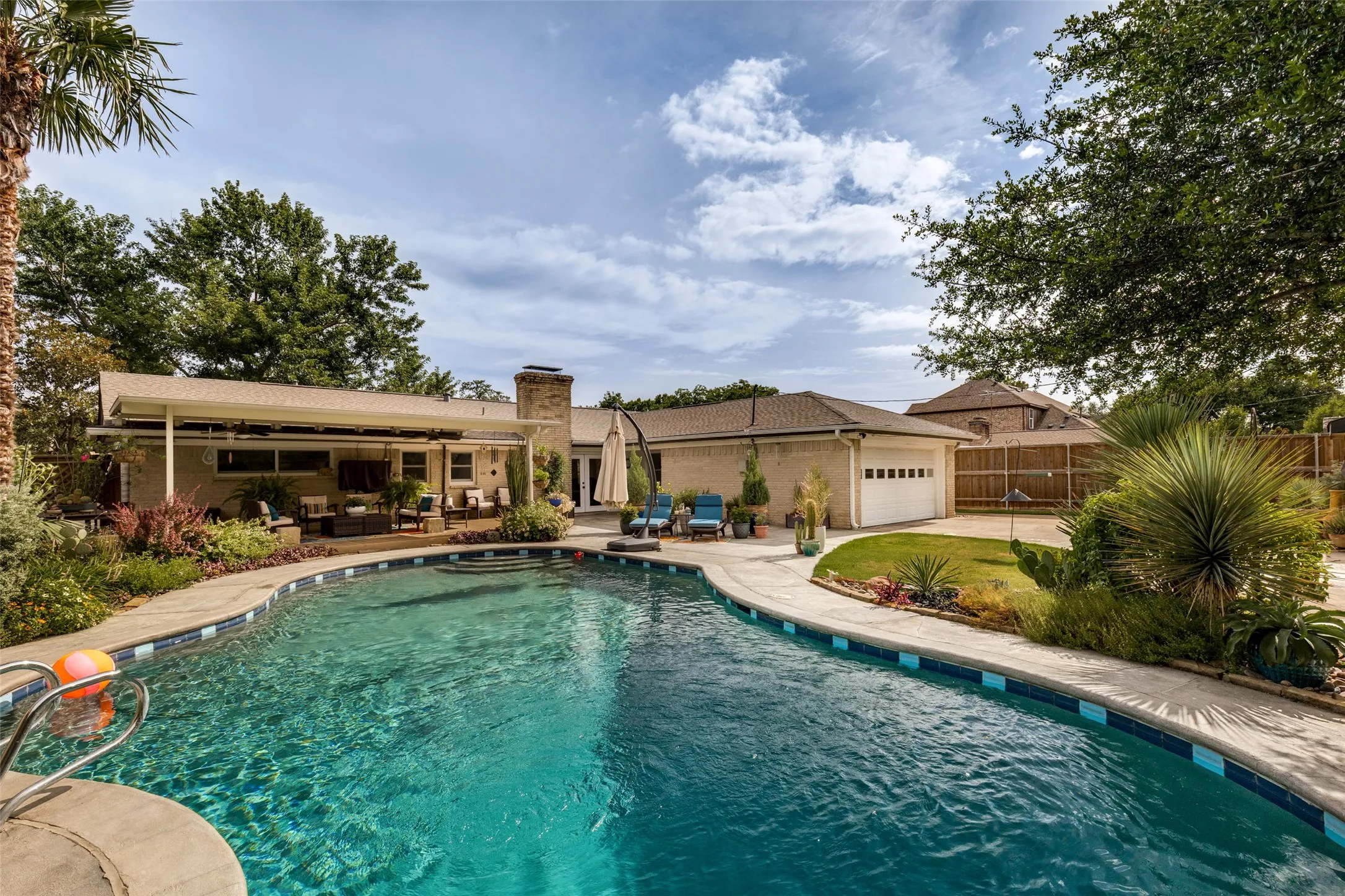 Amazing pool.