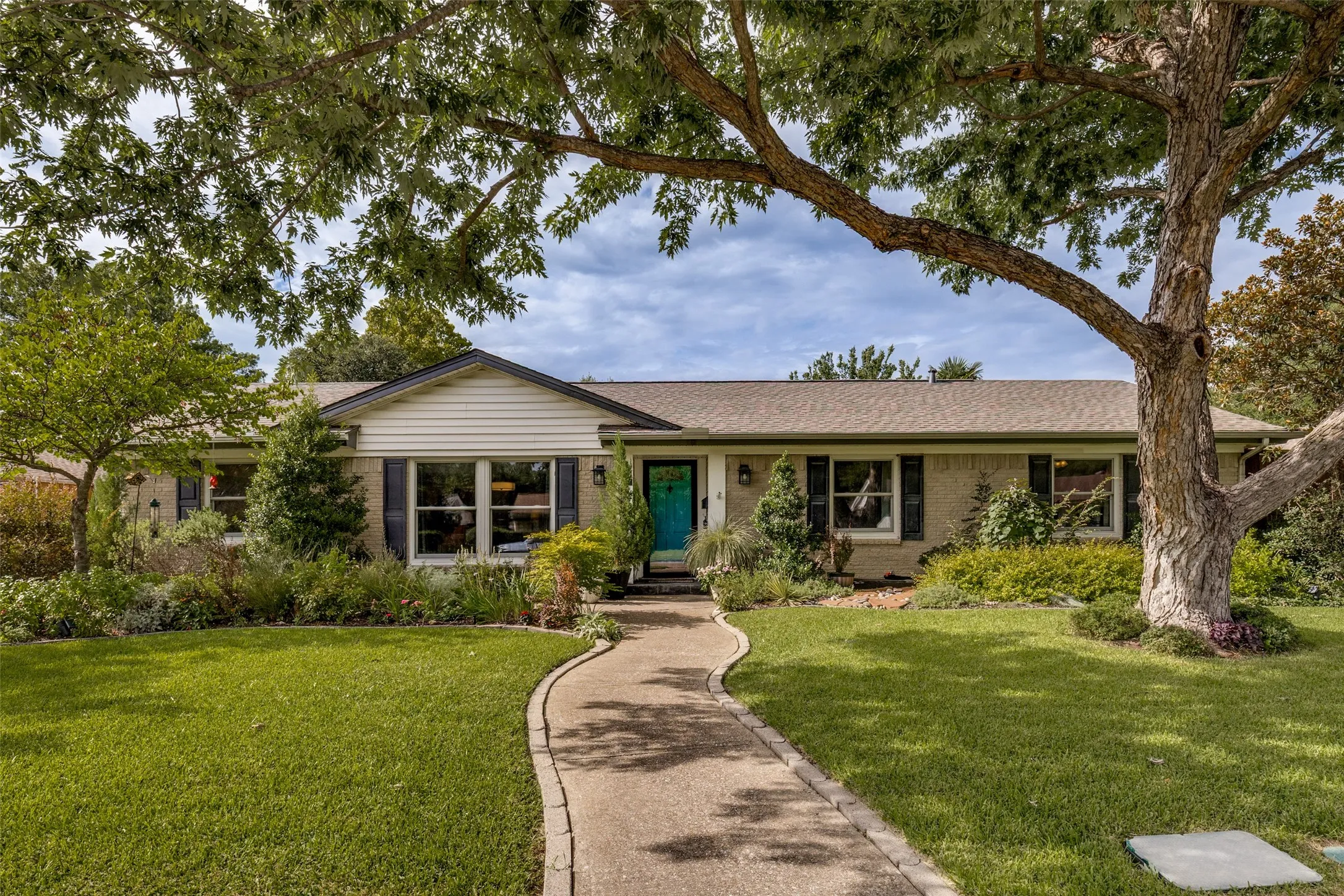Single Family Residence For Sale in Dallas County , 3251 Dothan Lane, Dallas, Texas 75229, 3 Bedroom, 2 Bathroom, 2 Garage spaces, 1,611 Sqft, built in 1960, mls#21332739, Real Estate Agent in Dallas, Homes For Sale in Dallas county, Homes For Sale in Dallas, Realtor in Dallas Texas, Real Estate Brokerage Independent Realty Texas, Luminita Cordes Realtor