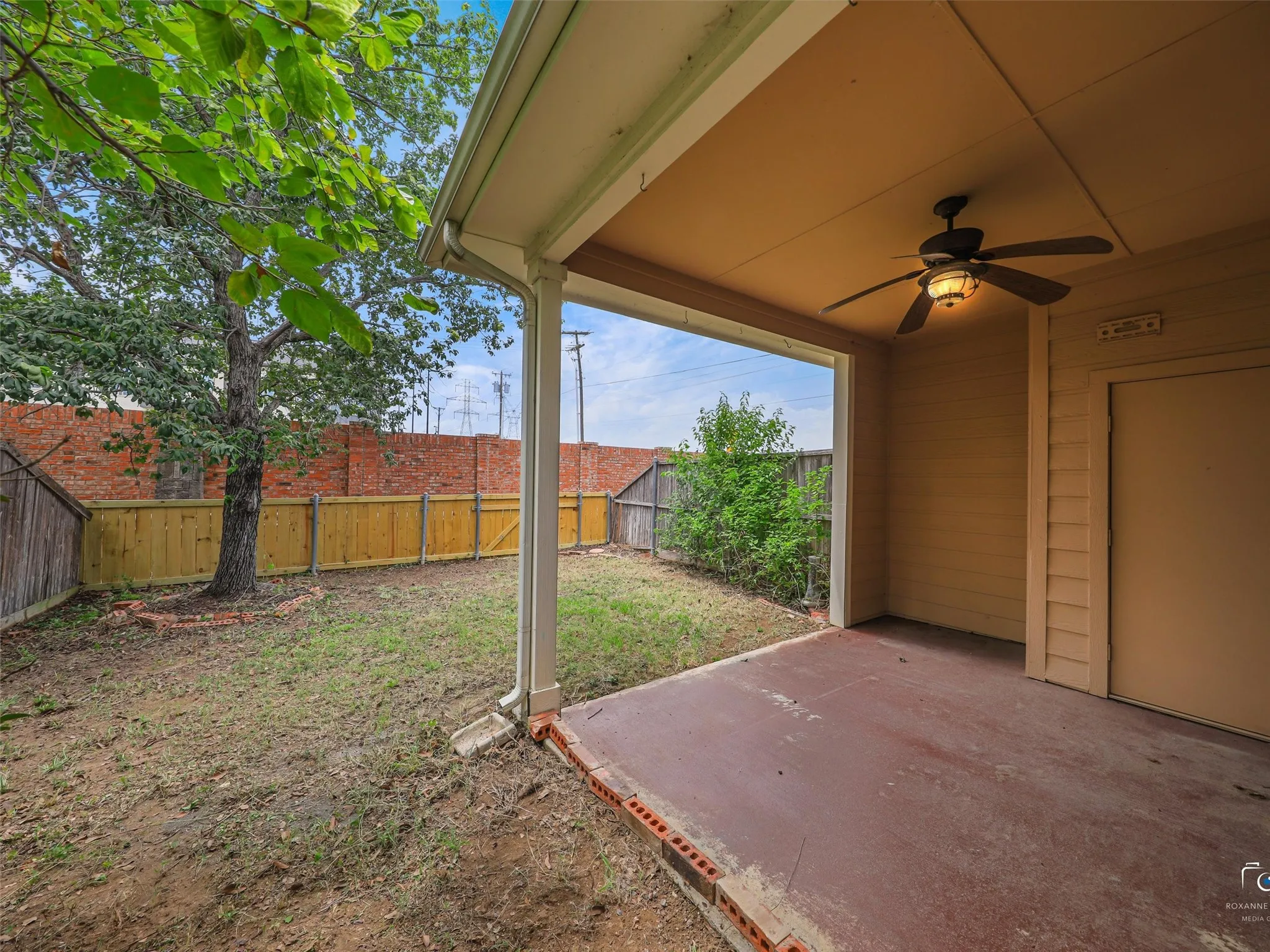 Covered outdoor patio with a ceiling fan