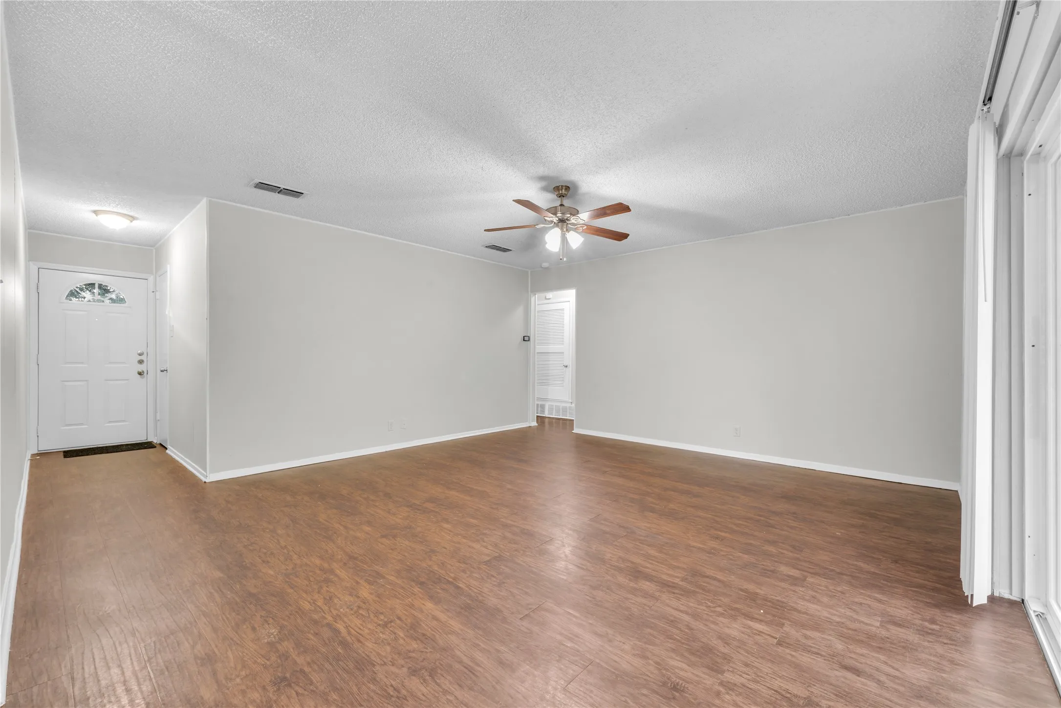 Single Family Residence For Sale in Tarrant County , 6075 Lalagray Lane, Watauga, Texas 76148, 3 Bedroom, 2 Bathroom, 2 Garage spaces, 1,232 Sqft, built in 1968, mls#21333103, Real Estate Agent in Watauga, Homes For Sale in Tarrant county, Homes For Sale in Watauga, Realtor in Watauga Texas, Real Estate Brokerage Independent Realty Texas, Luminita Cordes Realtor